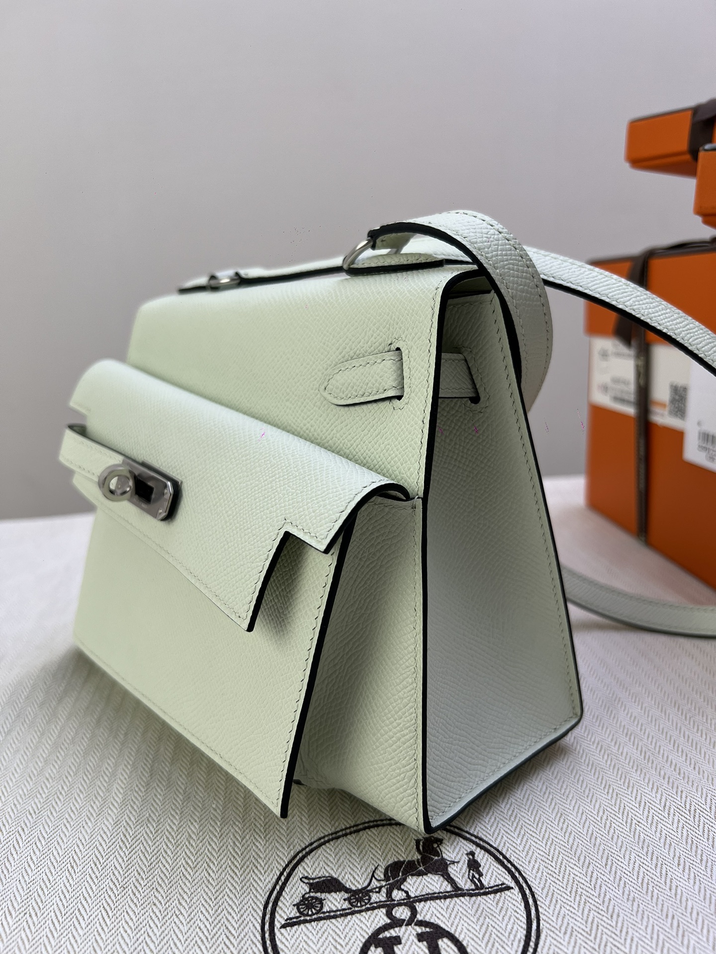 Hermès Model: Double-Faced Kelly Color: Elephant Gray with Silver Buckle Dimensions: 20*11.4*5.58cm 