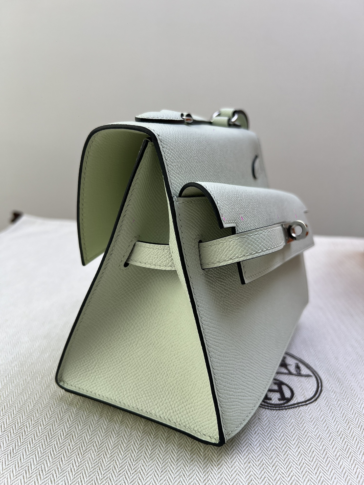 Hermès Model: Double-Faced Kelly Color: Elephant Gray with Silver Buckle Dimensions: 20*11.4*5.58cm 