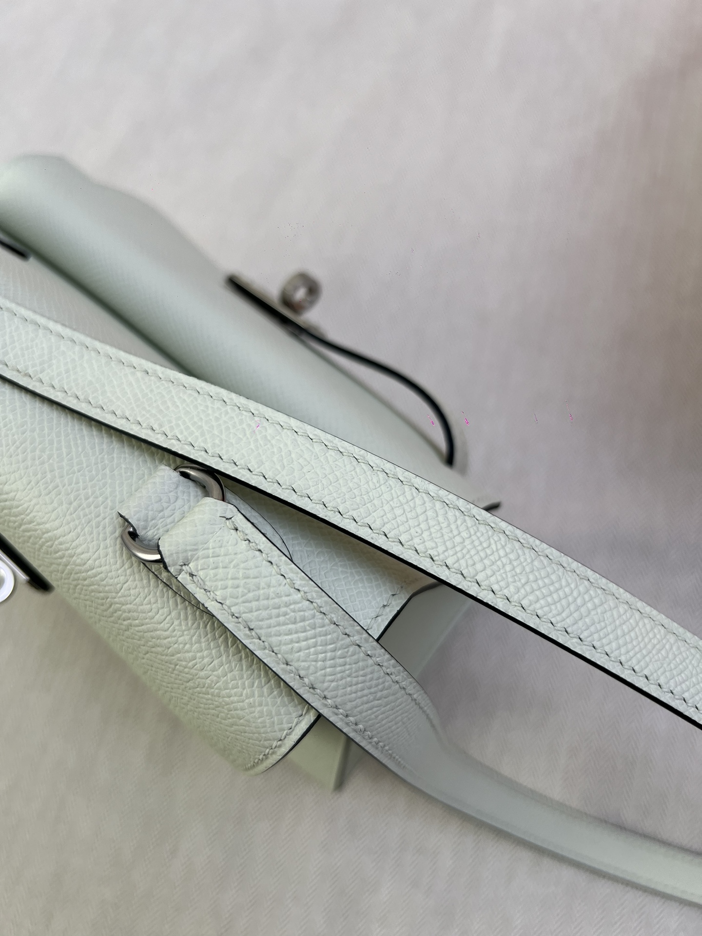 Hermès Model: Double-Faced Kelly Color: Elephant Gray with Silver Buckle Dimensions: 20*11.4*5.58cm 