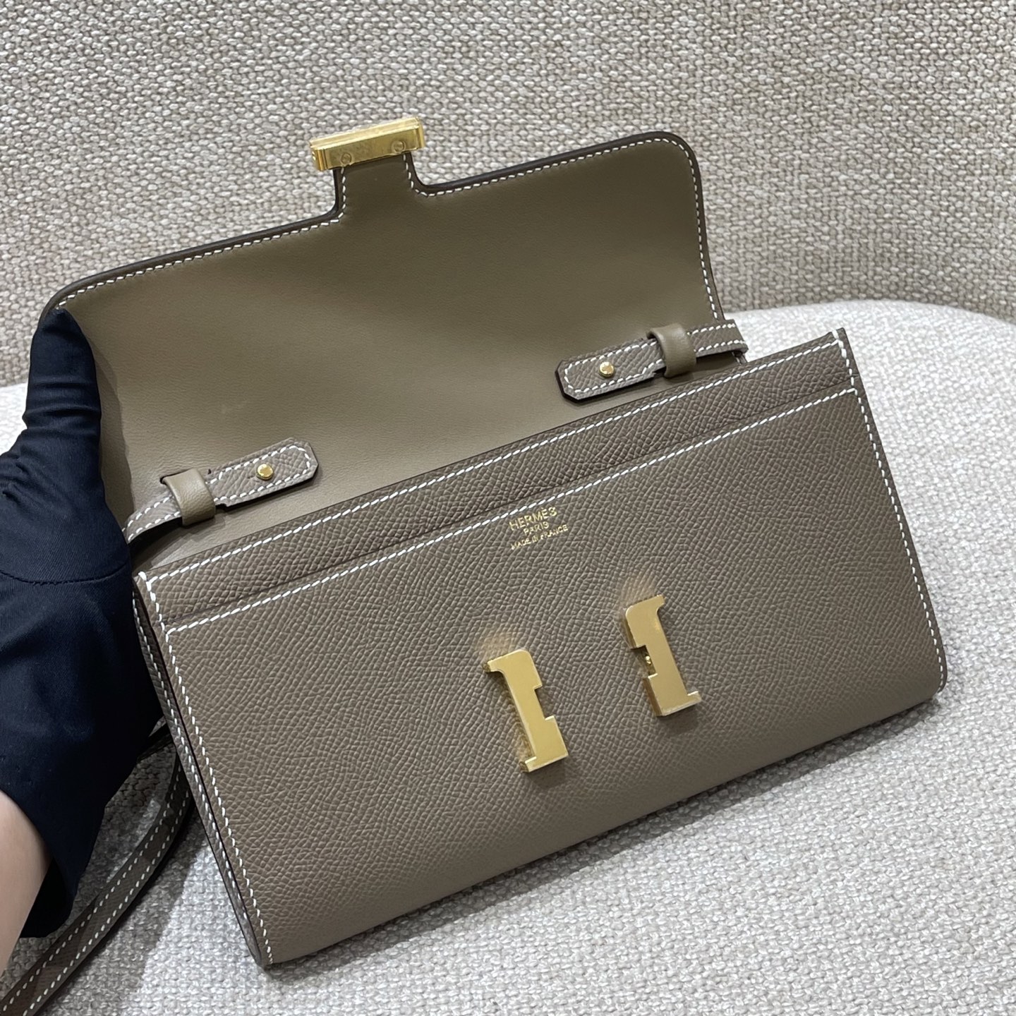 Hermès Model: Kelly ToGo Color: Elephant Gray with Gold Hardware Dimensions: 20cm x 11cm x 2cm