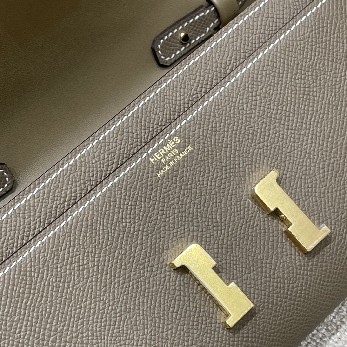 Hermès Model: Kelly ToGo Color: Elephant Gray with Gold Hardware Dimensions: 20cm x 11cm x 2cm