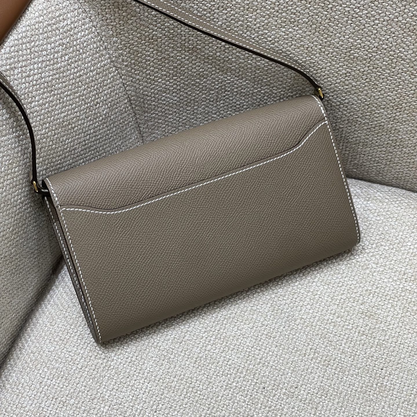 Hermès Model: Kelly ToGo Color: Elephant Gray with Gold Hardware Dimensions: 20cm x 11cm x 2cm