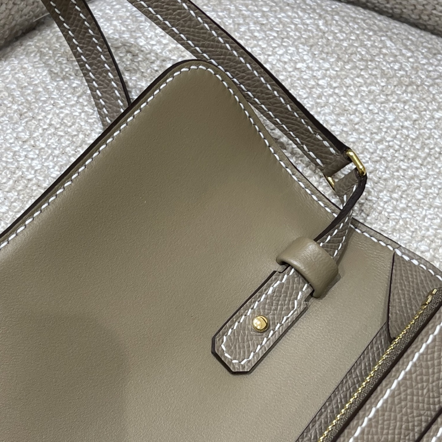 Hermès Model: Kelly ToGo Color: Elephant Gray with Gold Hardware Dimensions: 20cm x 11cm x 2cm