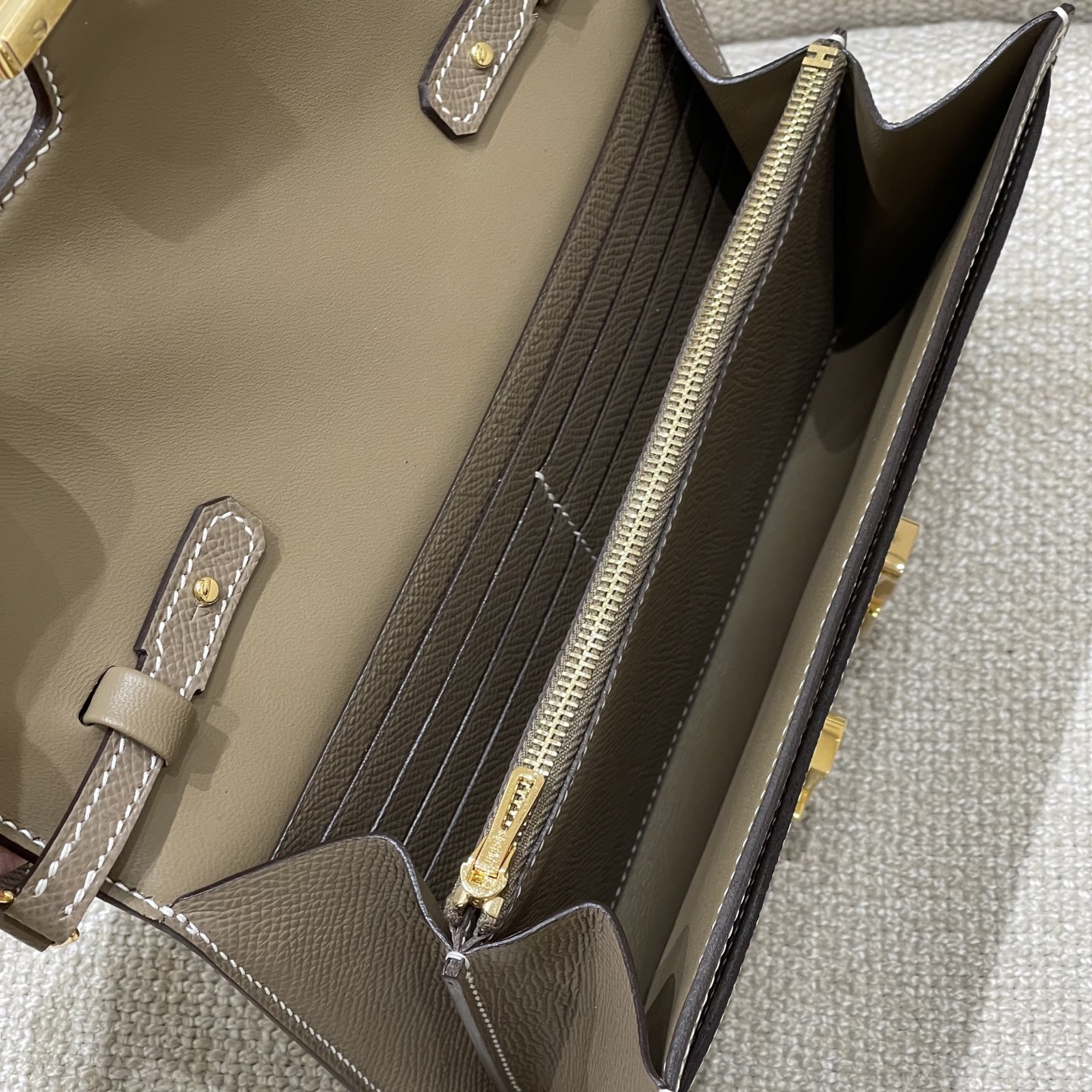 Hermès Model: Kelly ToGo Color: Elephant Gray with Gold Hardware Dimensions: 20cm x 11cm x 2cm