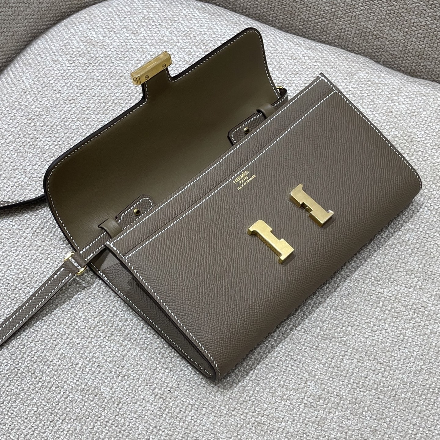 Hermès Model: Kelly ToGo Color: Elephant Gray with Gold Hardware Dimensions: 20cm x 11cm x 2cm