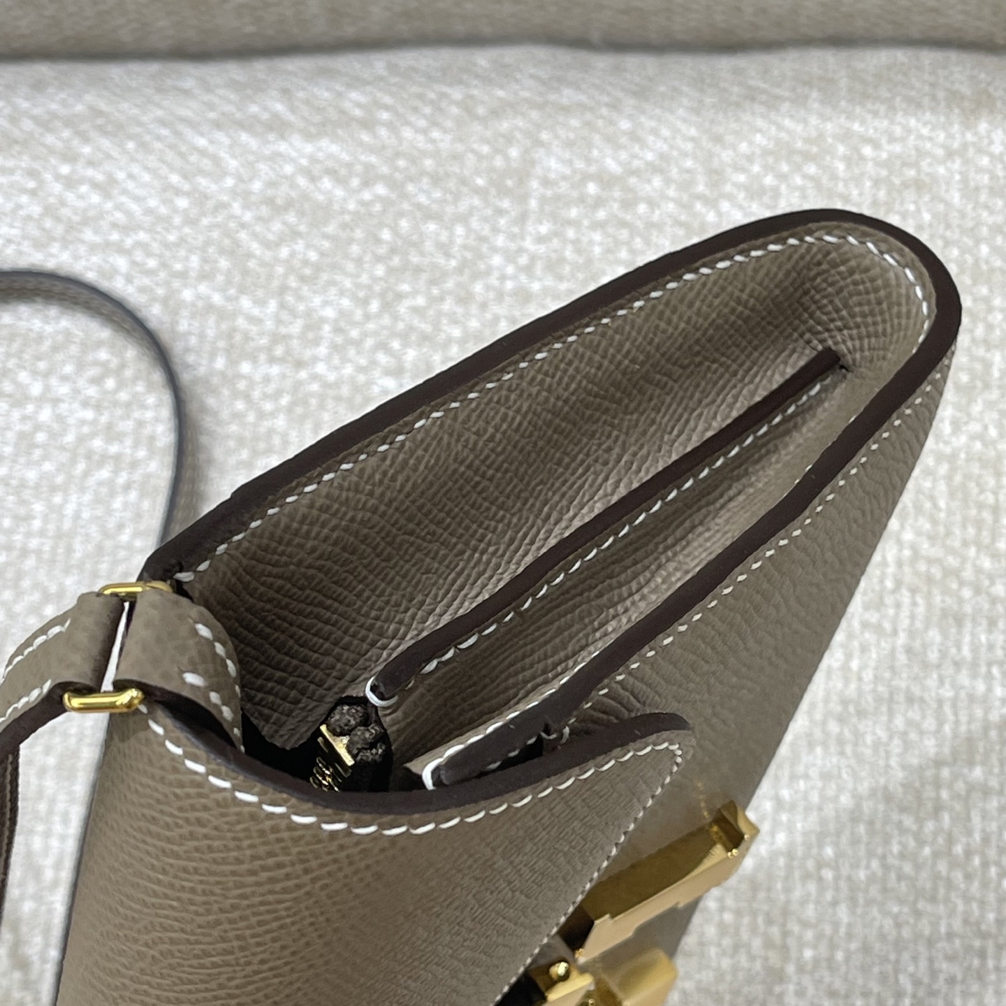 Hermès Model: Kelly ToGo Color: Elephant Gray with Gold Hardware Dimensions: 20cm x 11cm x 2cm