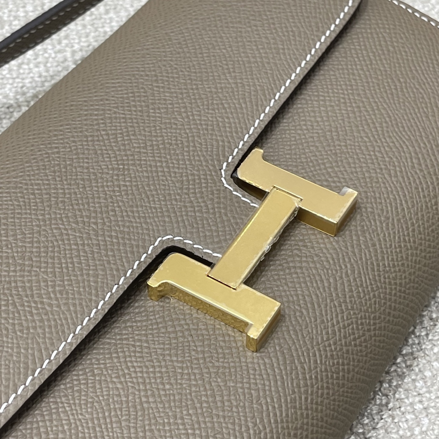 Hermès Model: Kelly ToGo Color: Elephant Gray with Gold Hardware Dimensions: 20cm x 11cm x 2cm