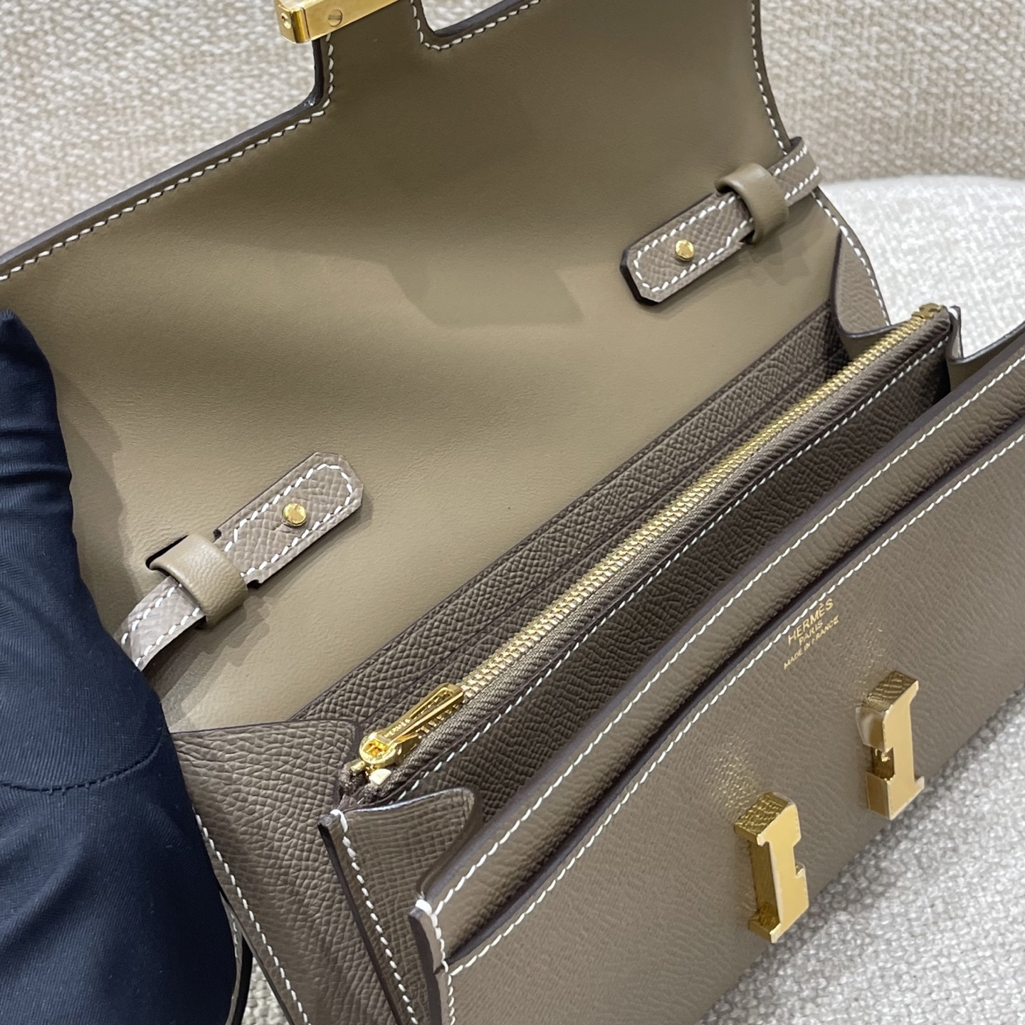 Hermès Model: Kelly ToGo Color: Elephant Gray with Gold Hardware Dimensions: 20cm x 11cm x 2cm