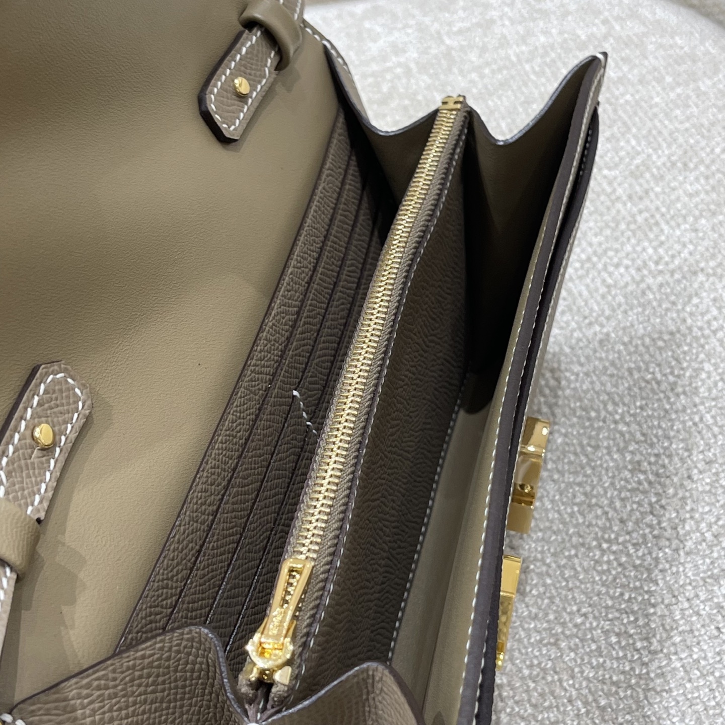 Hermès Model: Kelly ToGo Color: Elephant Gray with Gold Hardware Dimensions: 20cm x 11cm x 2cm