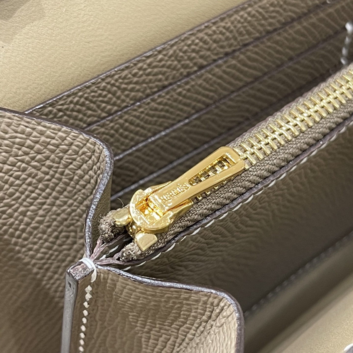 Hermès Model: Kelly ToGo Color: Elephant Gray with Gold Hardware Dimensions: 20cm x 11cm x 2cm