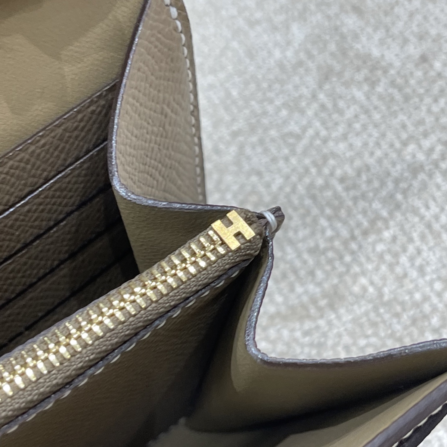 Hermès Model: Kelly ToGo Color: Elephant Gray with Gold Hardware Dimensions: 20cm x 11cm x 2cm