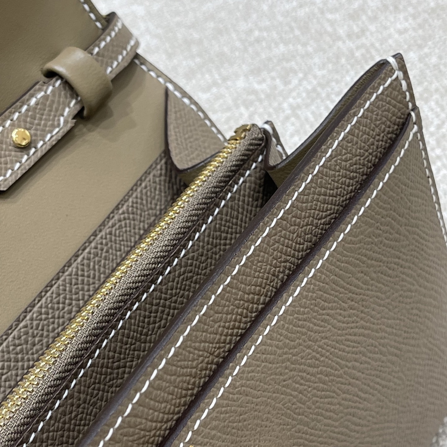 Hermès Model: Kelly ToGo Color: Elephant Gray with Gold Hardware Dimensions: 20cm x 11cm x 2cm