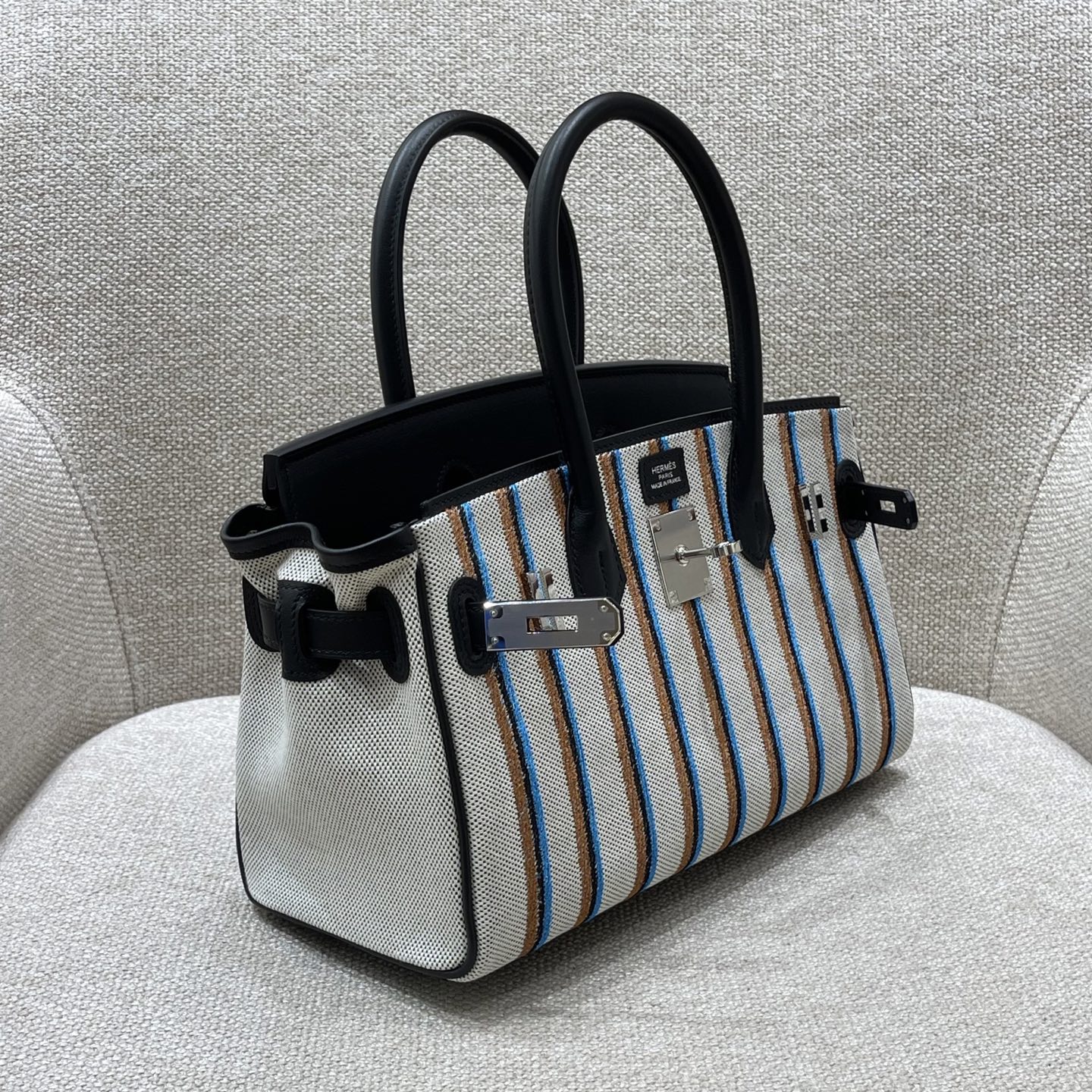 Hermès Model: Shoulder 29 Color: Black with silver hardware Dimensions: 29cm x 16cm x 13.5cm