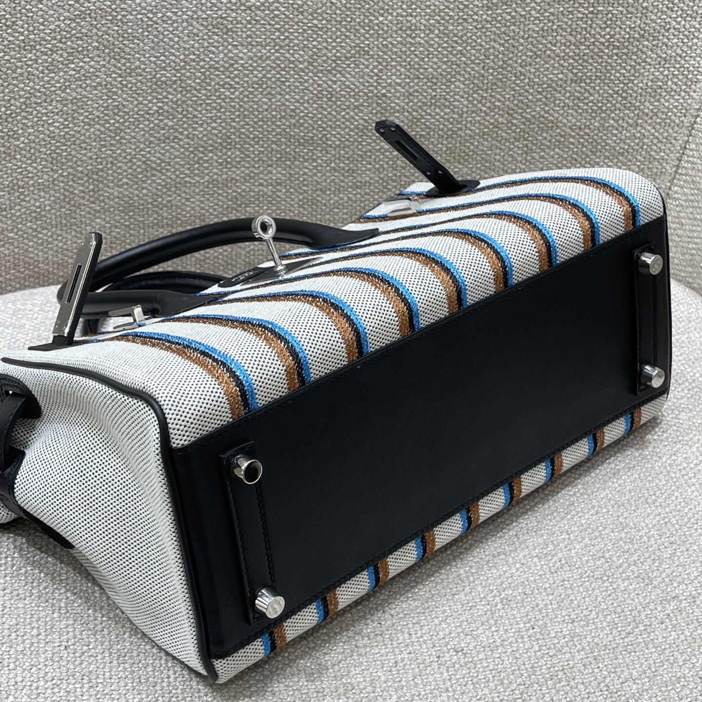 Hermès Model: Shoulder 29 Color: Black with silver hardware Dimensions: 29cm x 16cm x 13.5cm