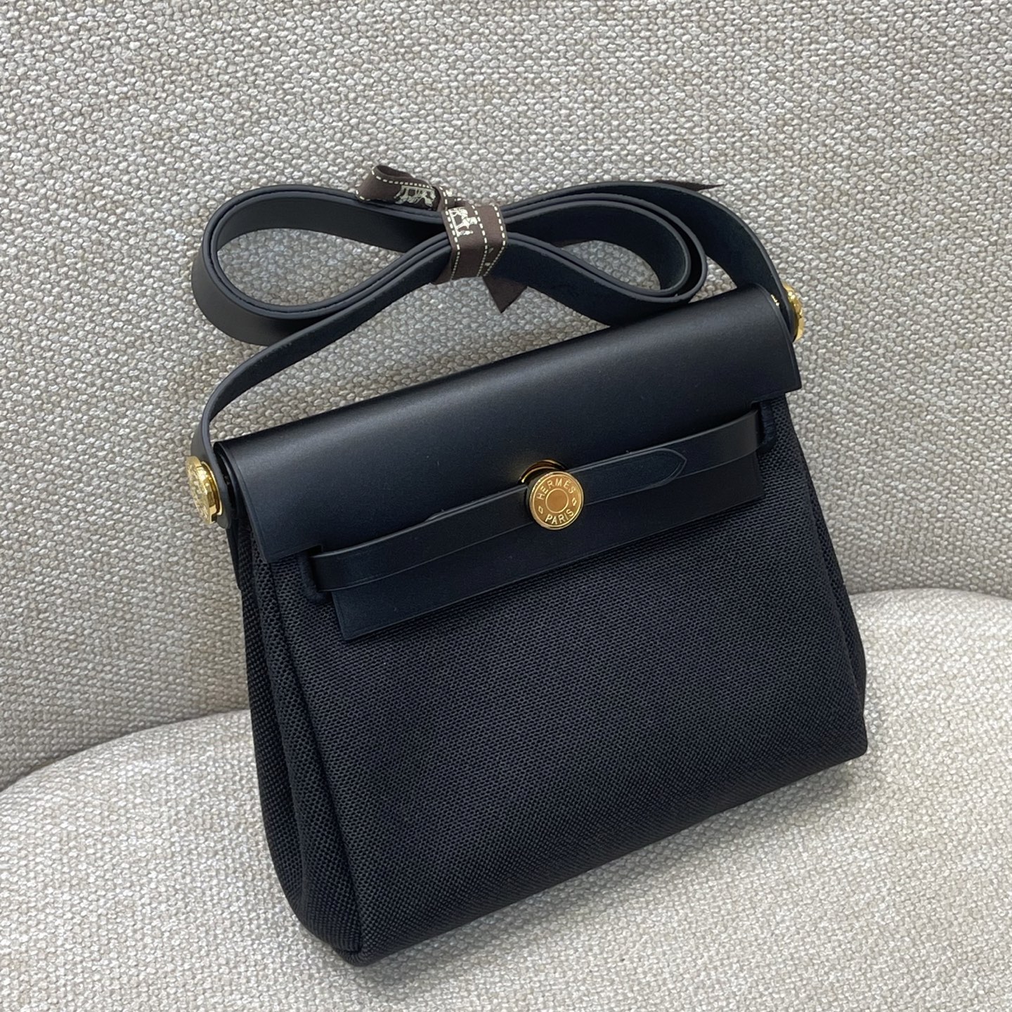 Hermès Model: mini herbag Color: Panda Black with Gold Hardware Dimensions: 20*17*7cm
