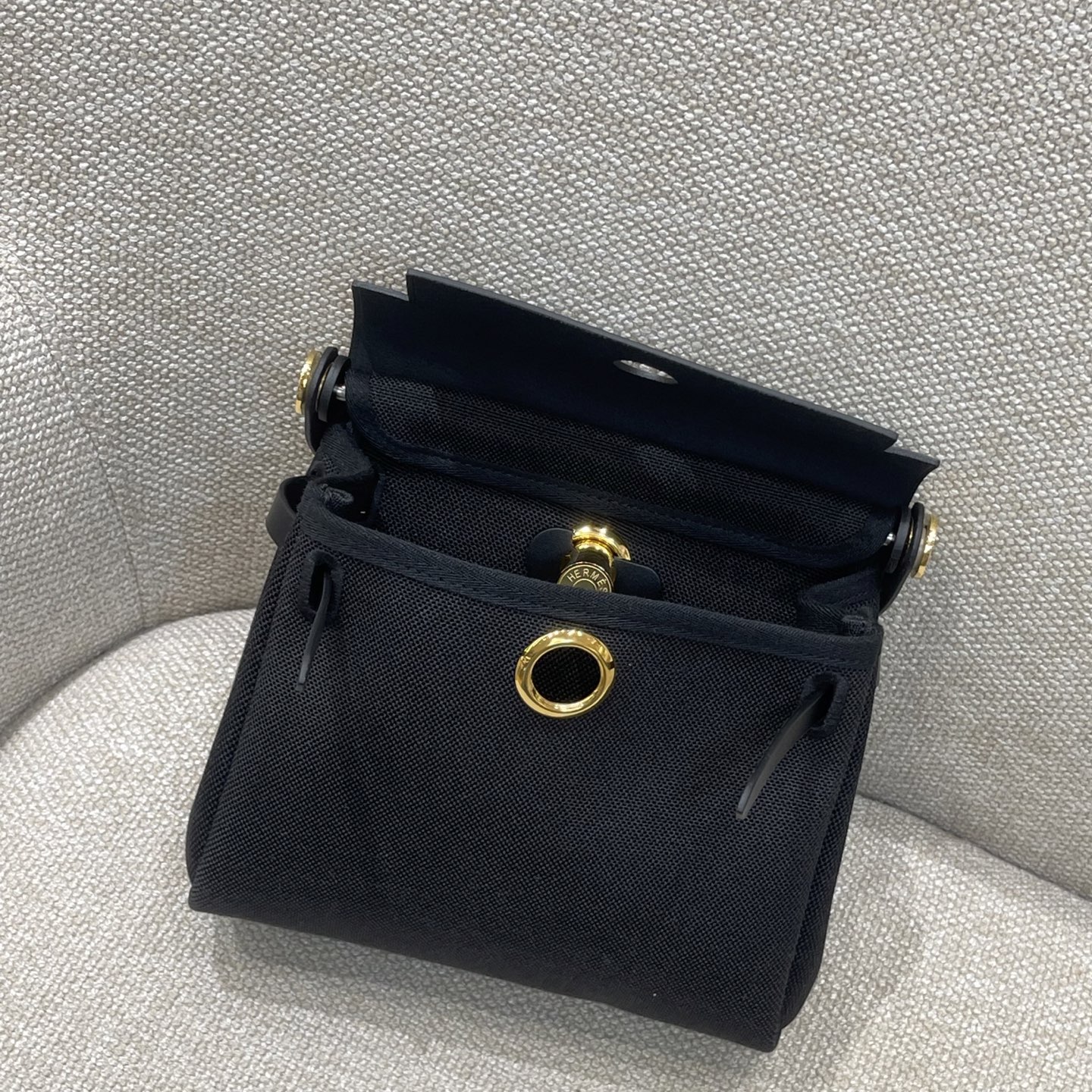 Hermès Model: mini herbag Color: Panda Black with Gold Hardware Dimensions: 20*17*7cm