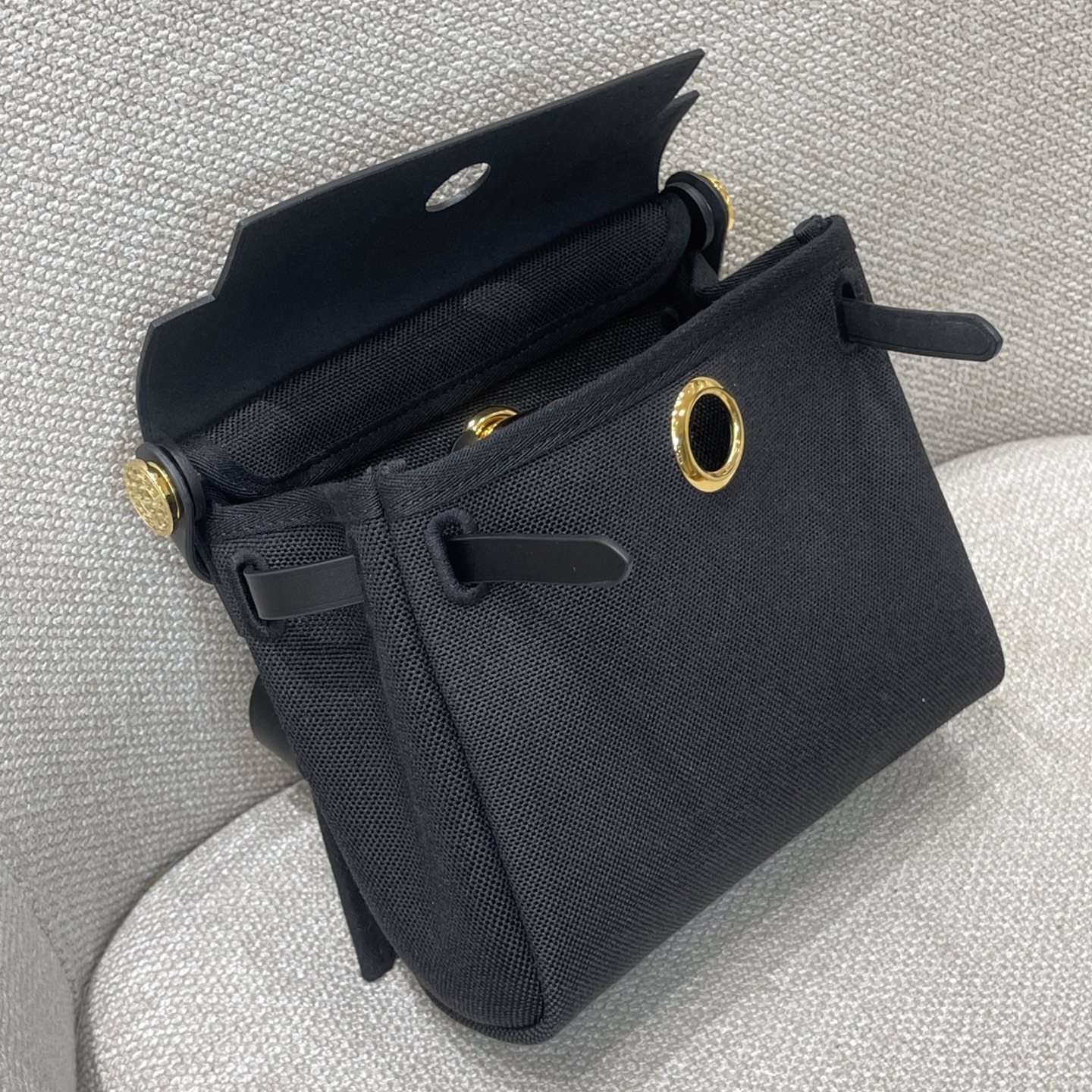 Hermès Model: mini herbag Color: Panda Black with Gold Hardware Dimensions: 20*17*7cm