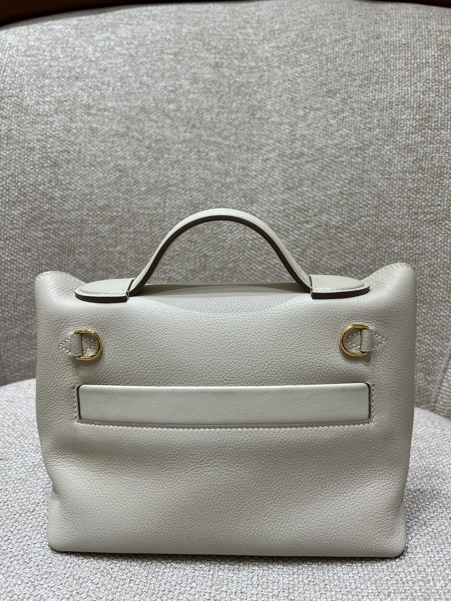 Hermès Model: Kelly 2424 mini Color: Milkshake White with Gold Hardware Dimensions: 21cm x 16cm x 12cm