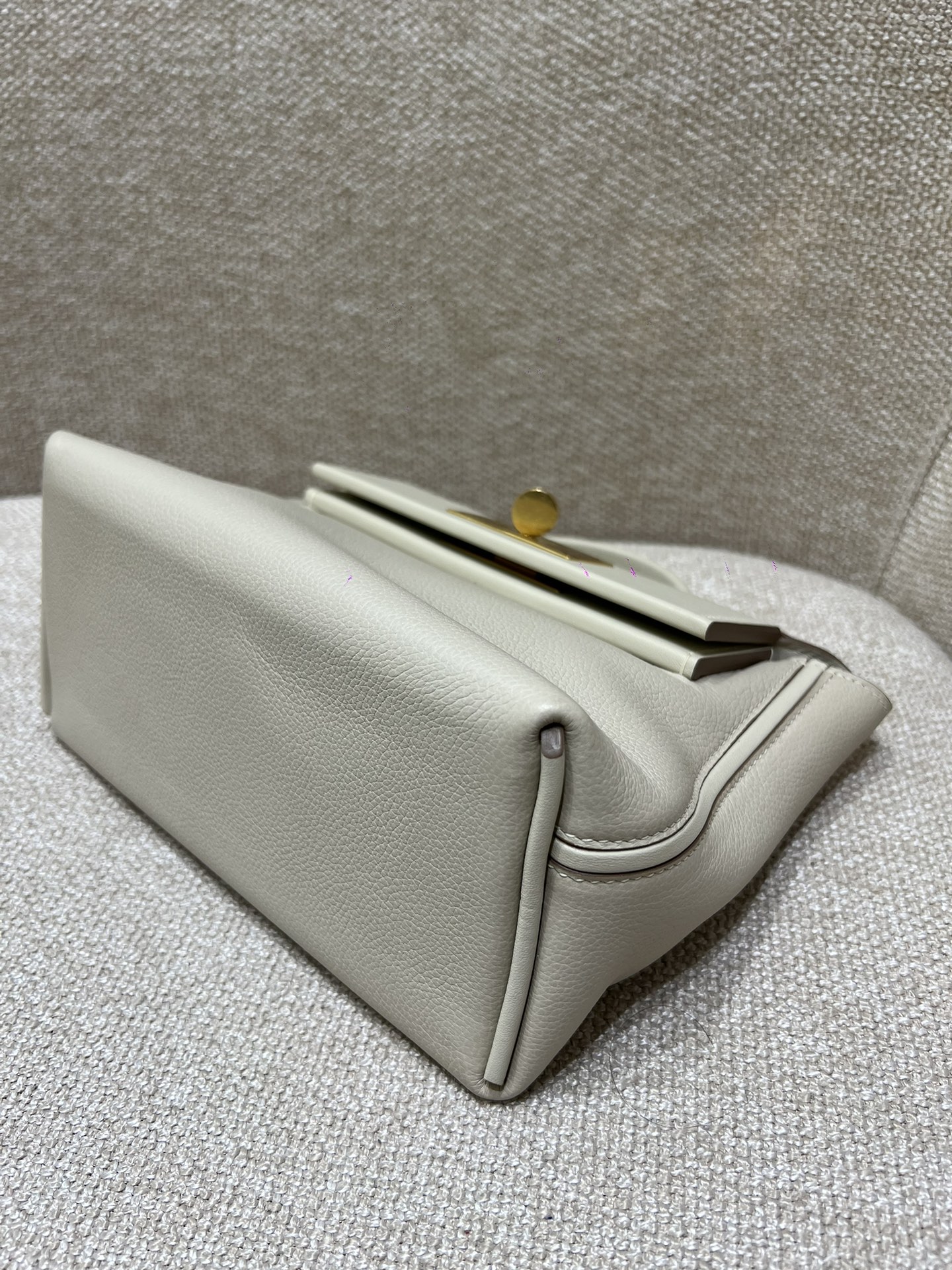 Hermès Model: Kelly 2424 mini Color: Milkshake White with Gold Hardware Dimensions: 21cm x 16cm x 12cm