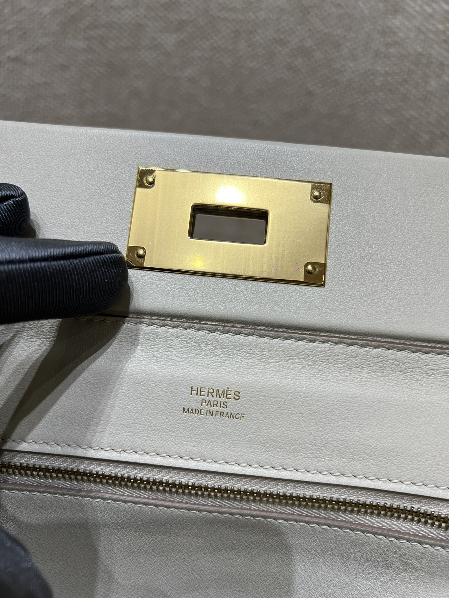 Hermès Model: Kelly 2424 mini Color: Milkshake White with Gold Hardware Dimensions: 21cm x 16cm x 12cm