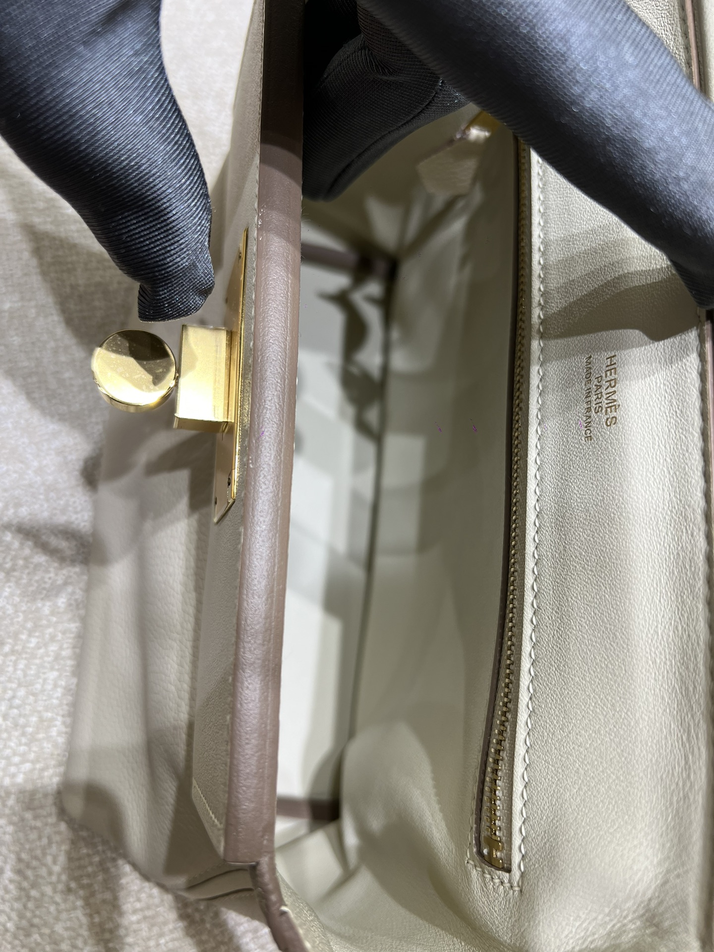 Hermès Model: Kelly 2424 mini Color: Milkshake White with Gold Hardware Dimensions: 21cm x 16cm x 12cm