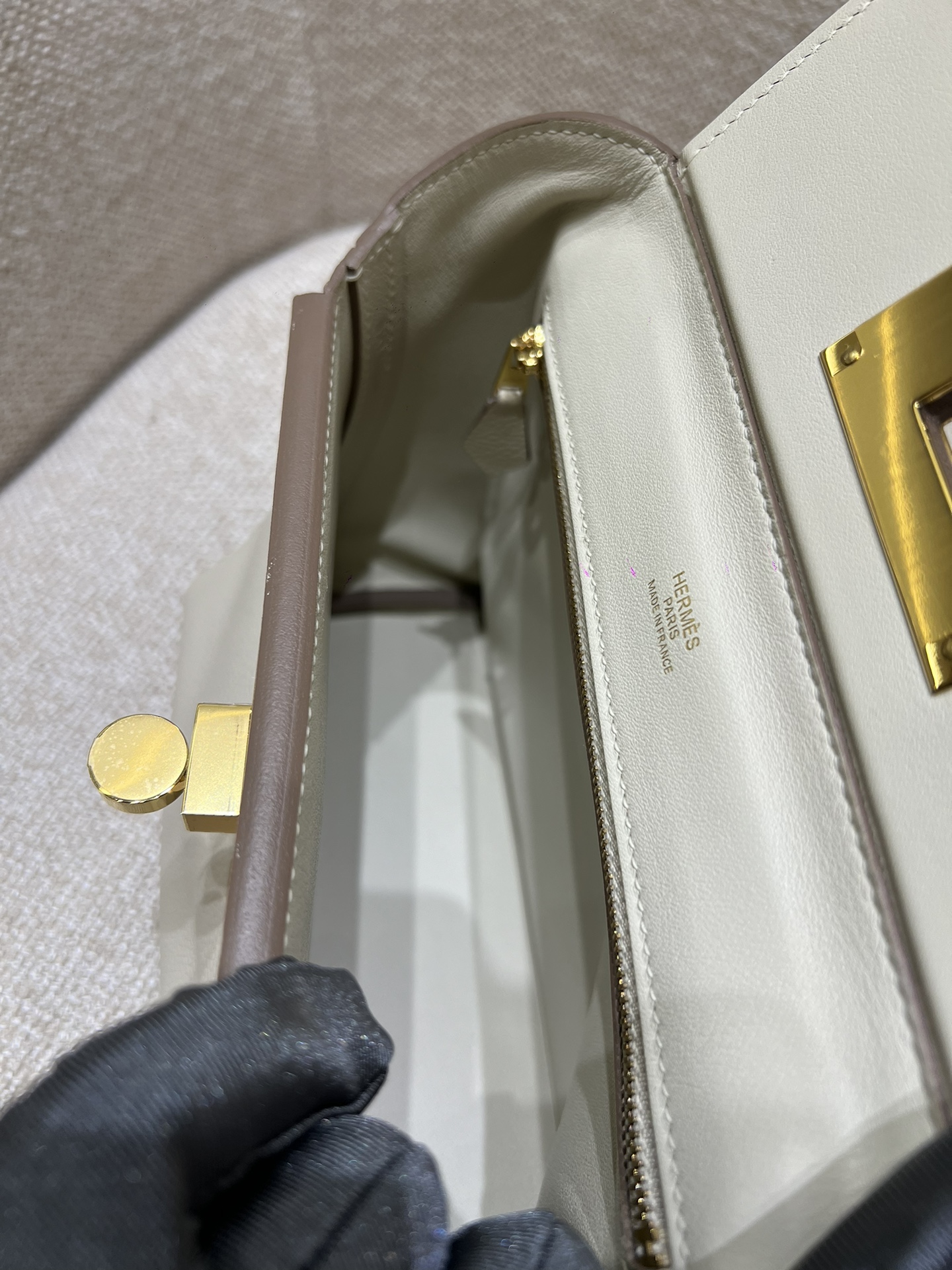 Hermès Model: Kelly 2424 mini Color: Milkshake White with Gold Hardware Dimensions: 21cm x 16cm x 12cm