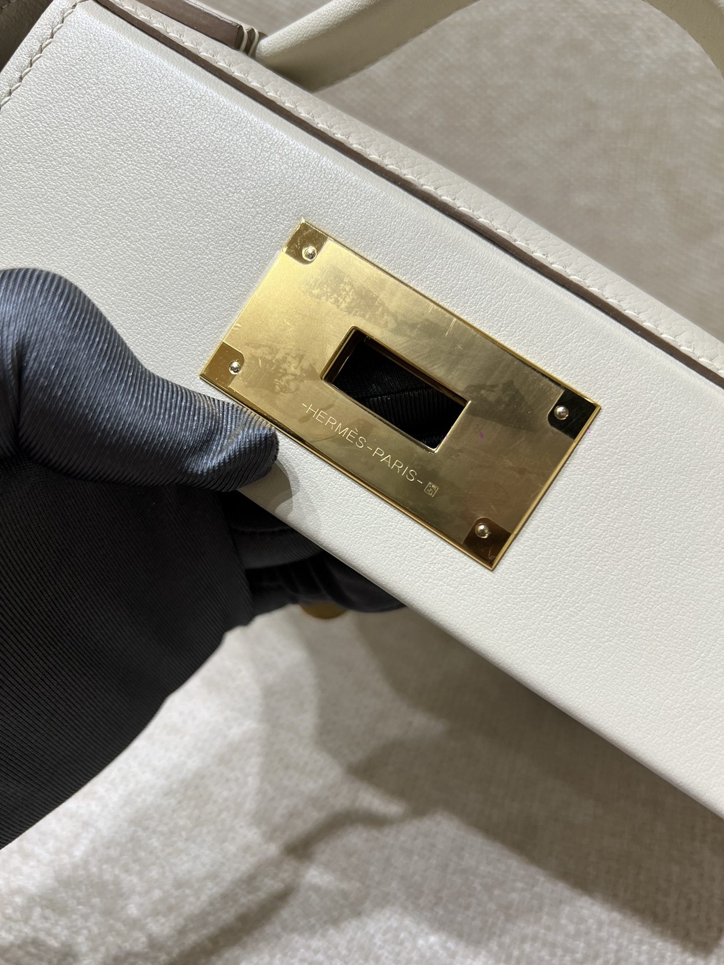 Hermès Model: Kelly 2424 mini Color: Milkshake White with Gold Hardware Dimensions: 21cm x 16cm x 12cm