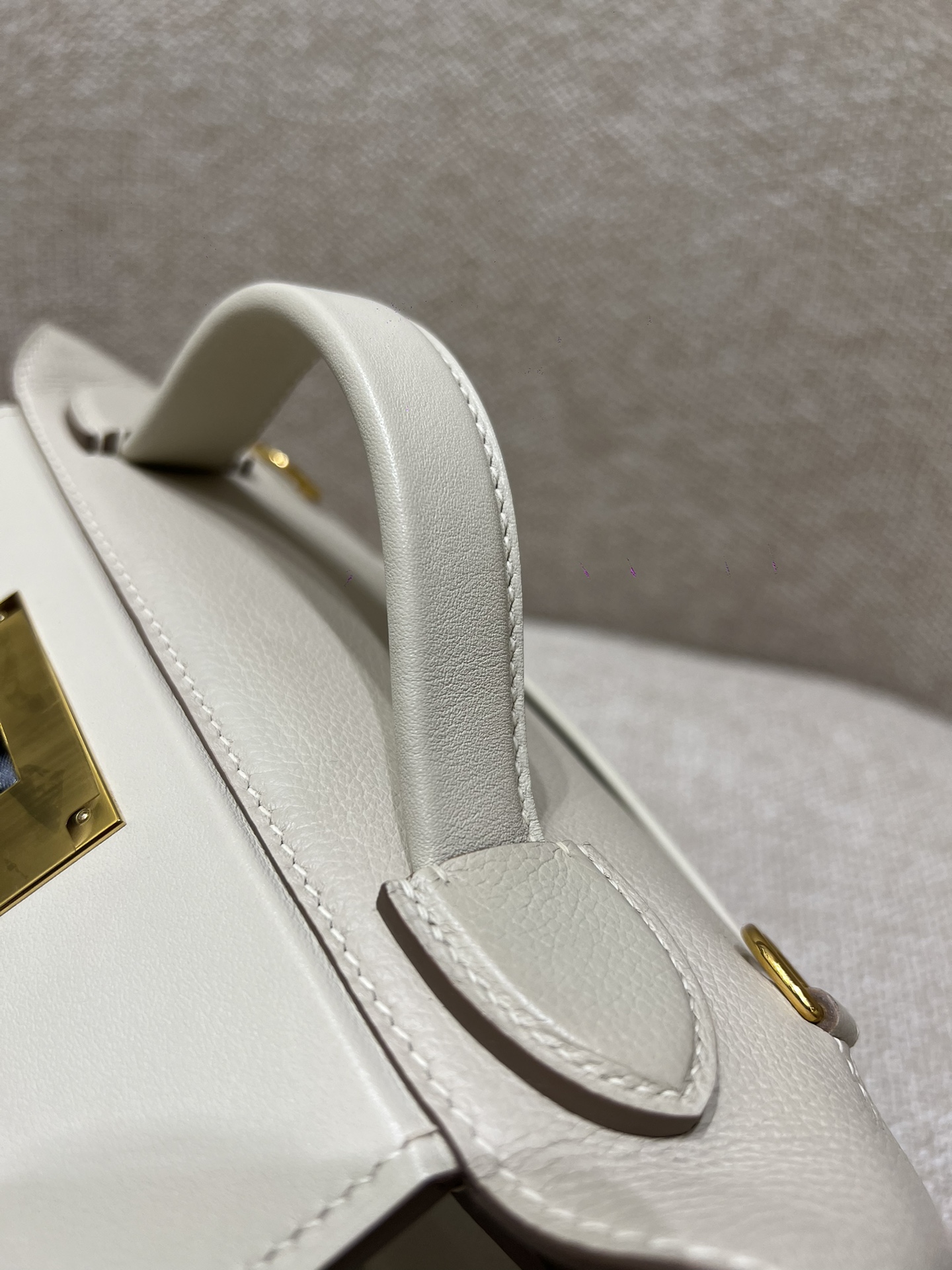 Hermès Model: Kelly 2424 mini Color: Milkshake White with Gold Hardware Dimensions: 21cm x 16cm x 12cm