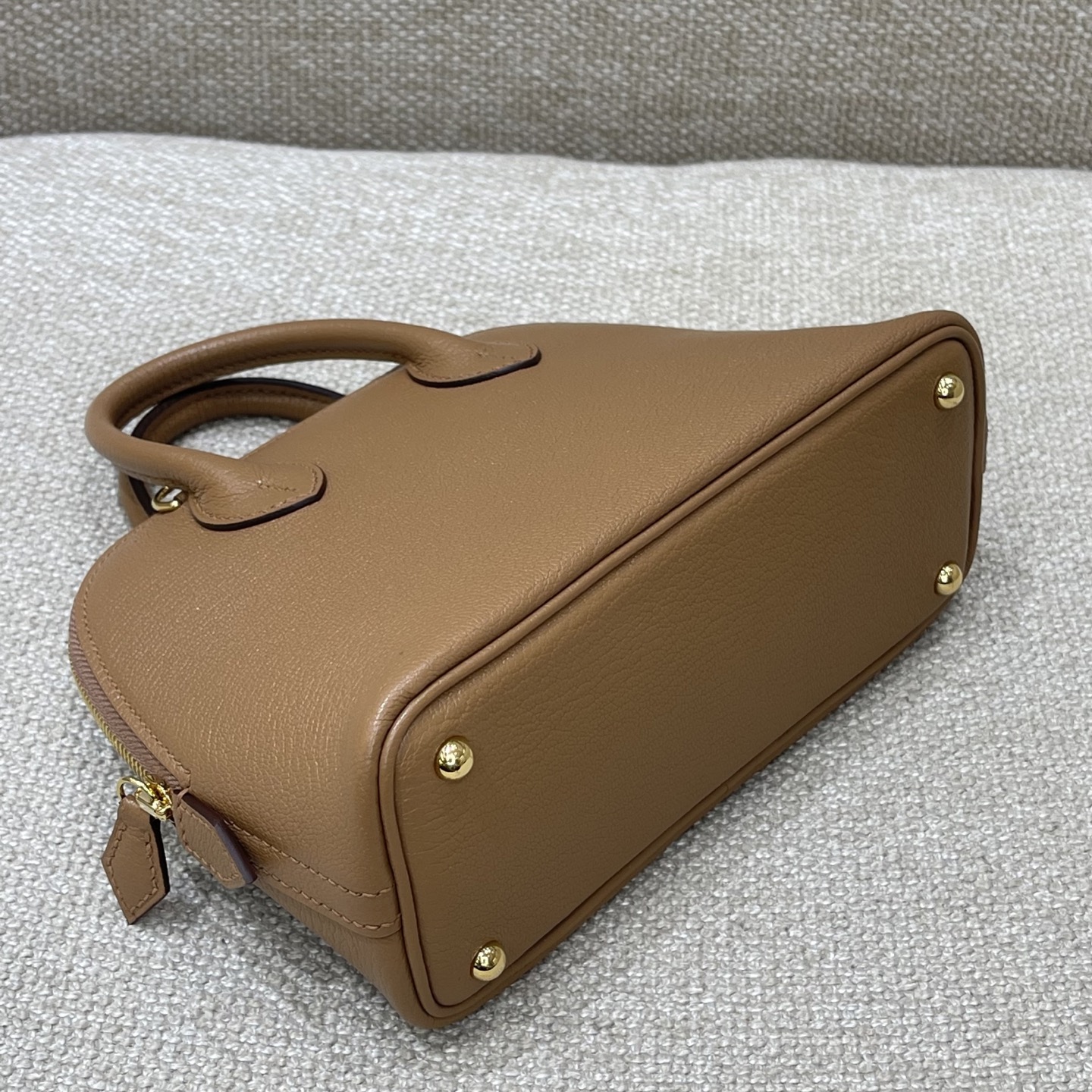 Hermès Model: Mini Bolide Color: Hazel Wood, Gold Dimensions: 18cm x 7cm x 20cm (including handle)