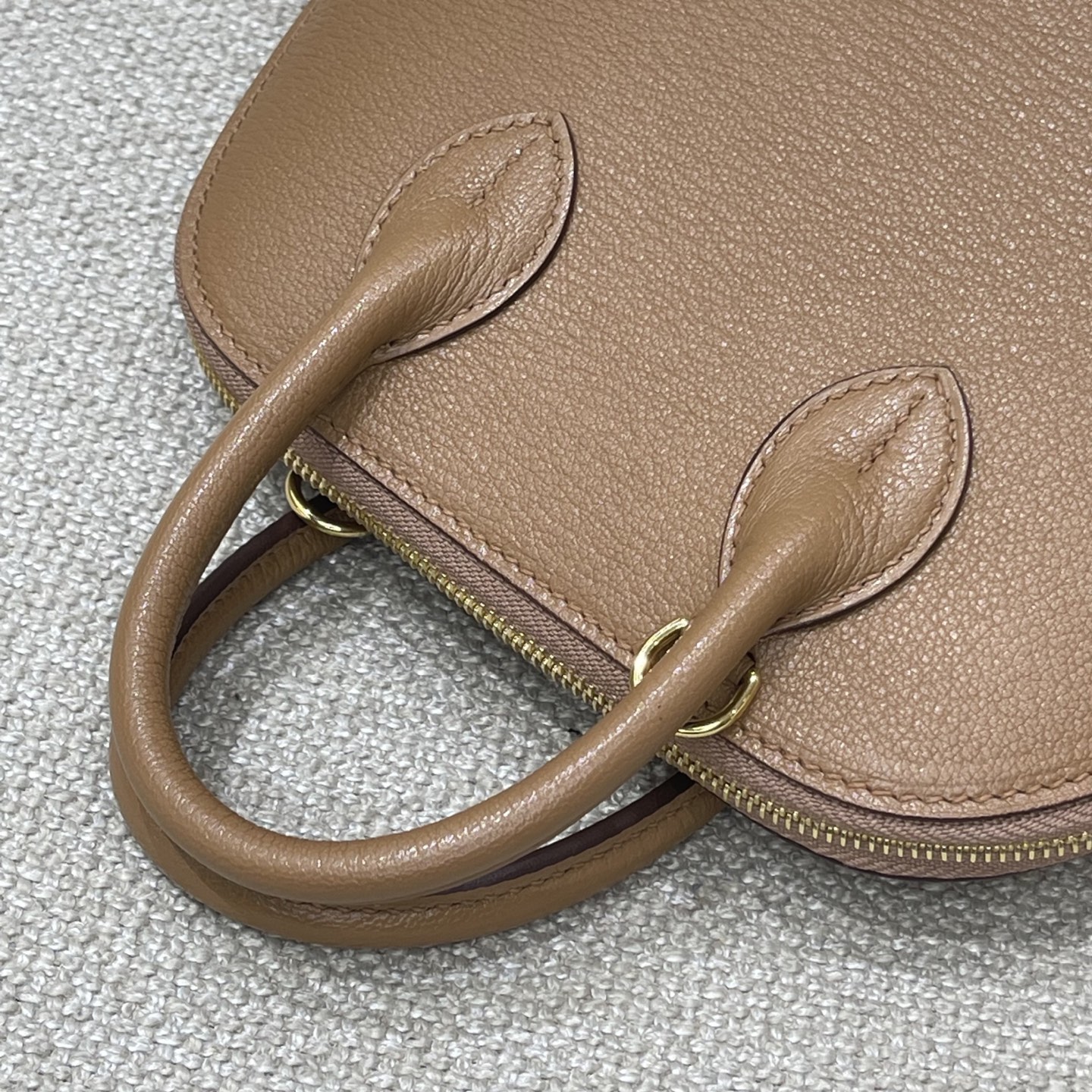 Hermès Model: Mini Bolide Color: Hazel Wood, Gold Dimensions: 18cm x 7cm x 20cm (including handle)