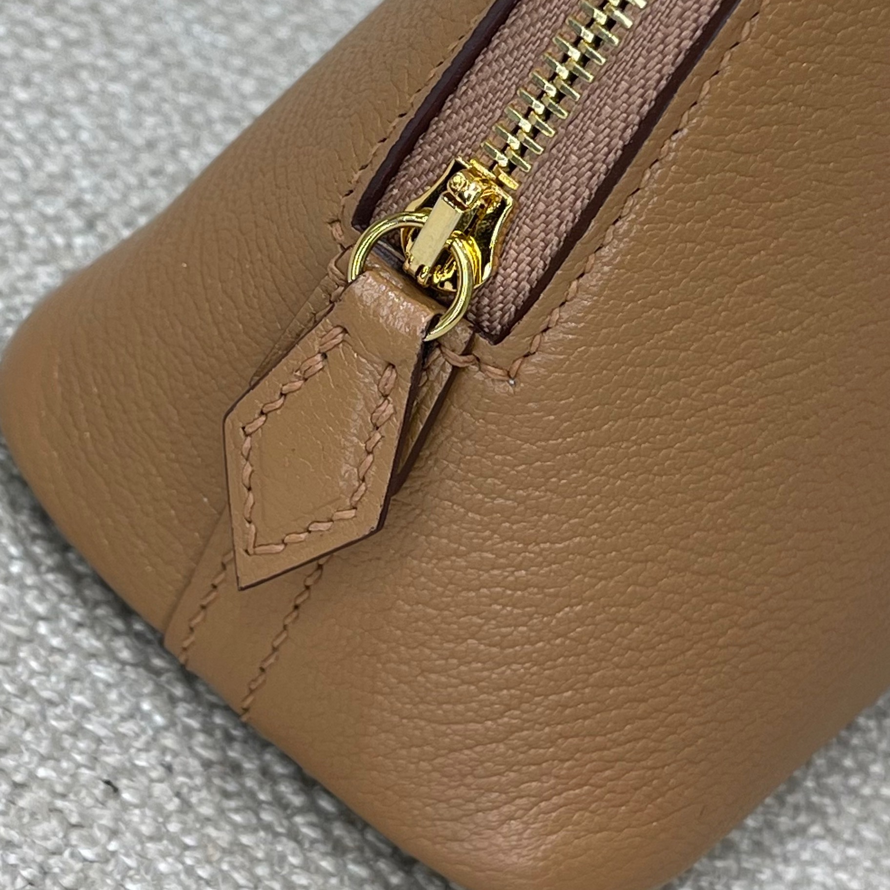 Hermès Model: Mini Bolide Color: Hazel Wood, Gold Dimensions: 18cm x 7cm x 20cm (including handle)