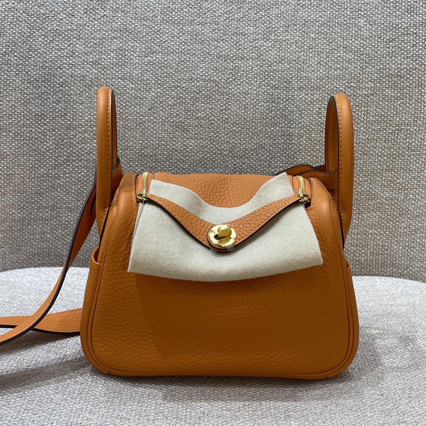 Hermès Model: Lindy mini Color: Hermès Orange with Gold Buckle Dimensions: 19cm x 12.5cm x 9cm