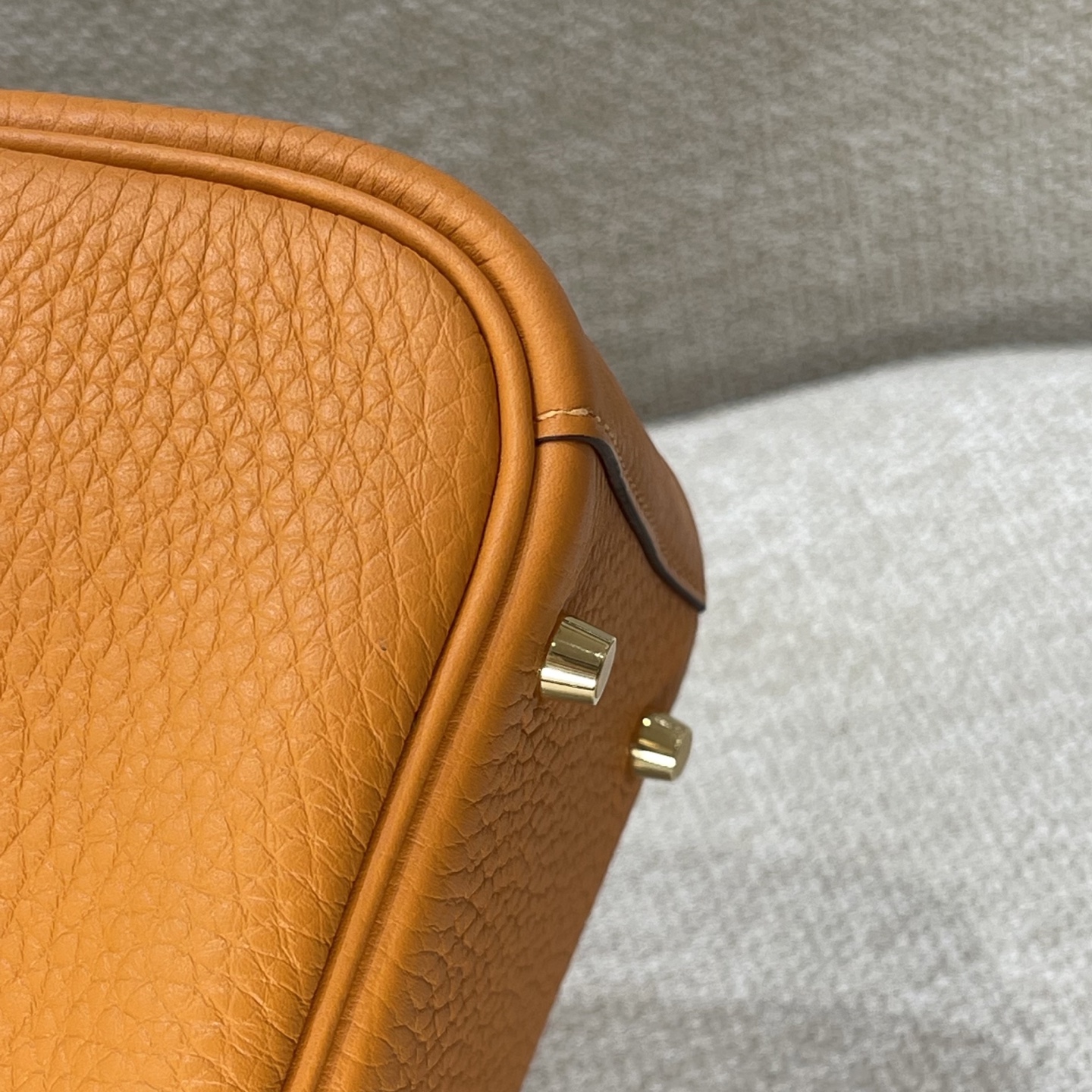 Hermès Model: Lindy mini Color: Hermès Orange with Gold Buckle Dimensions: 19cm x 12.5cm x 9cm