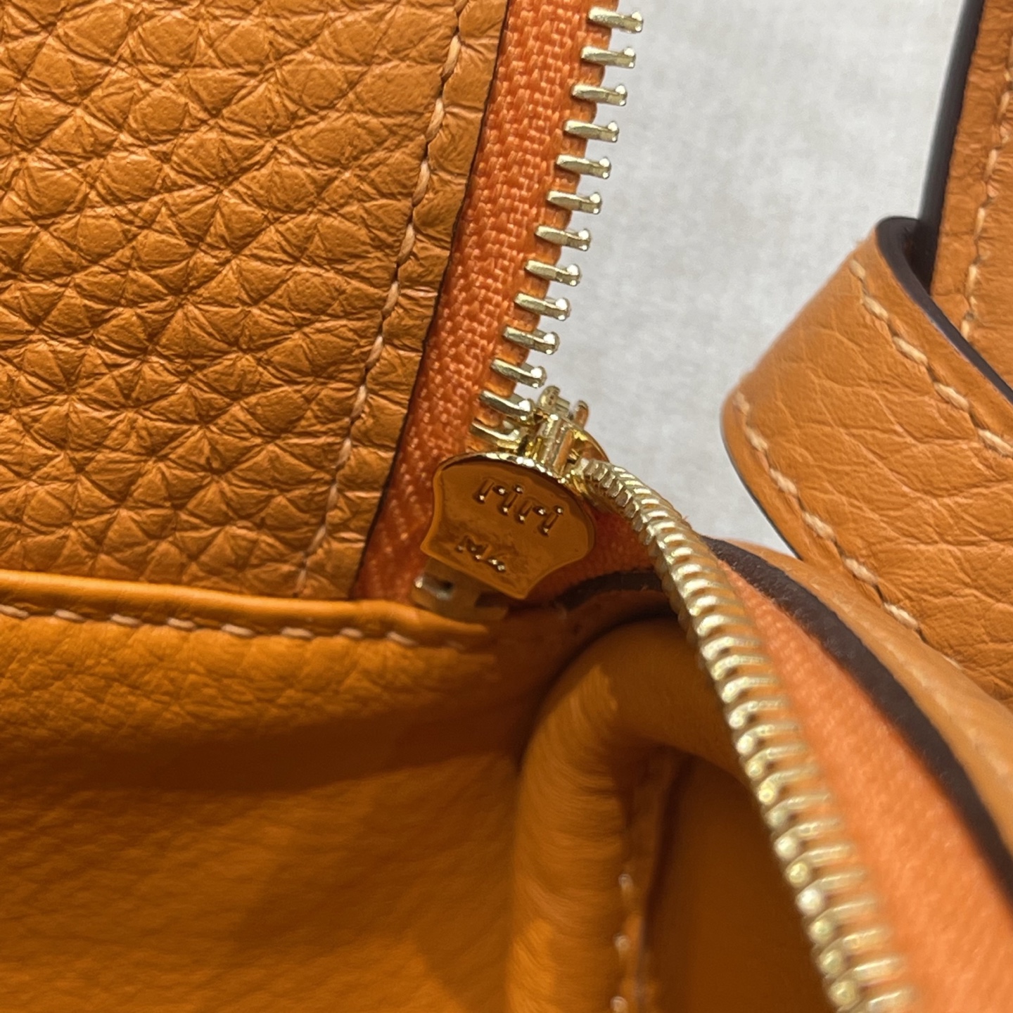 Hermès Model: Lindy mini Color: Hermès Orange with Gold Buckle Dimensions: 19cm x 12.5cm x 9cm