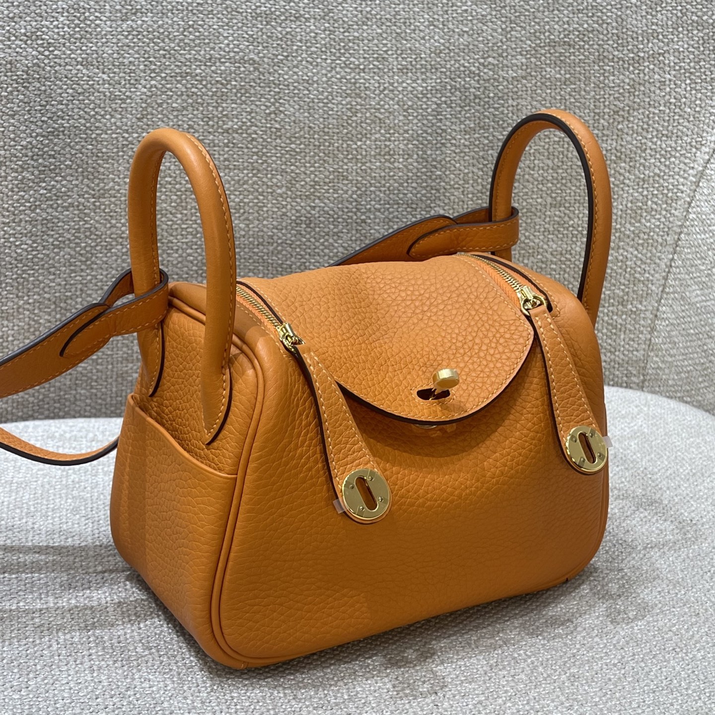 Hermès Model: Lindy mini Color: Hermès Orange with Gold Buckle Dimensions: 19cm x 12.5cm x 9cm