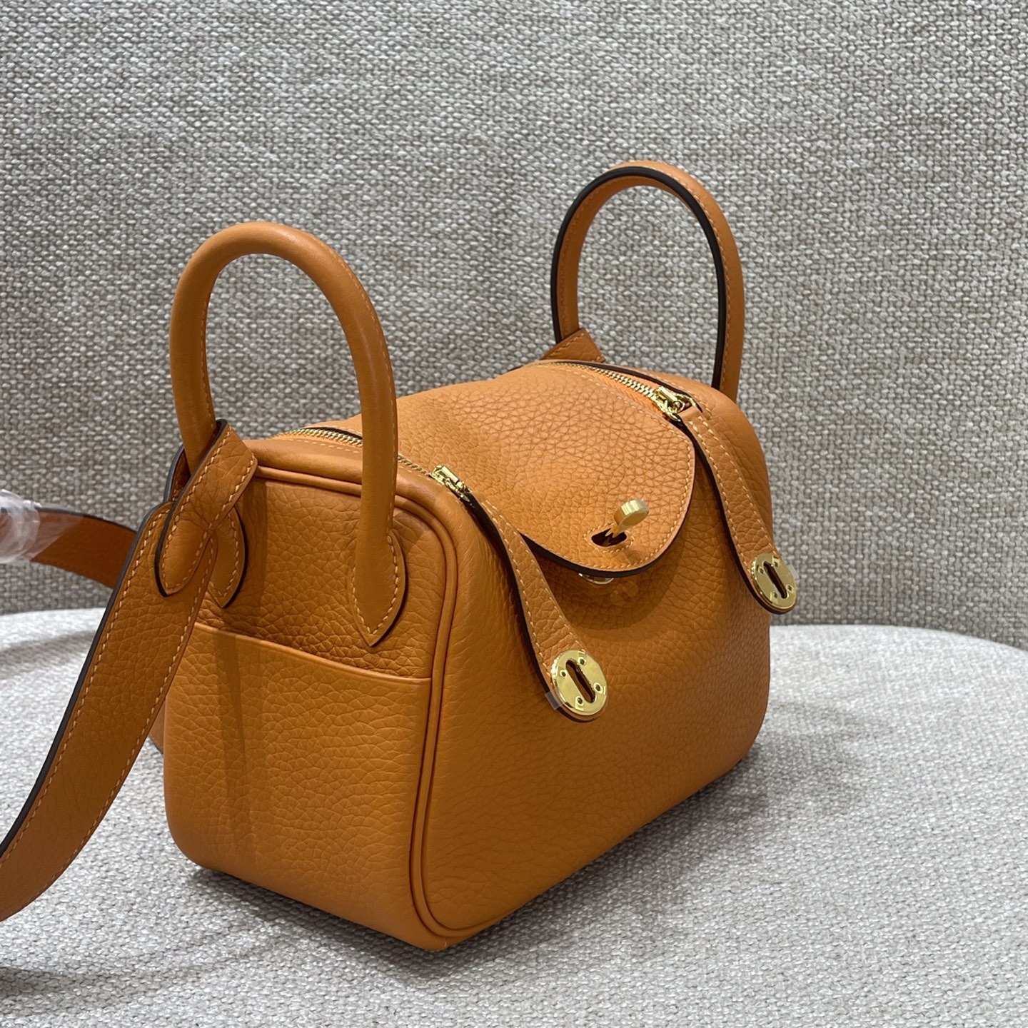 Hermès Model: Lindy mini Color: Hermès Orange with Gold Buckle Dimensions: 19cm x 12.5cm x 9cm