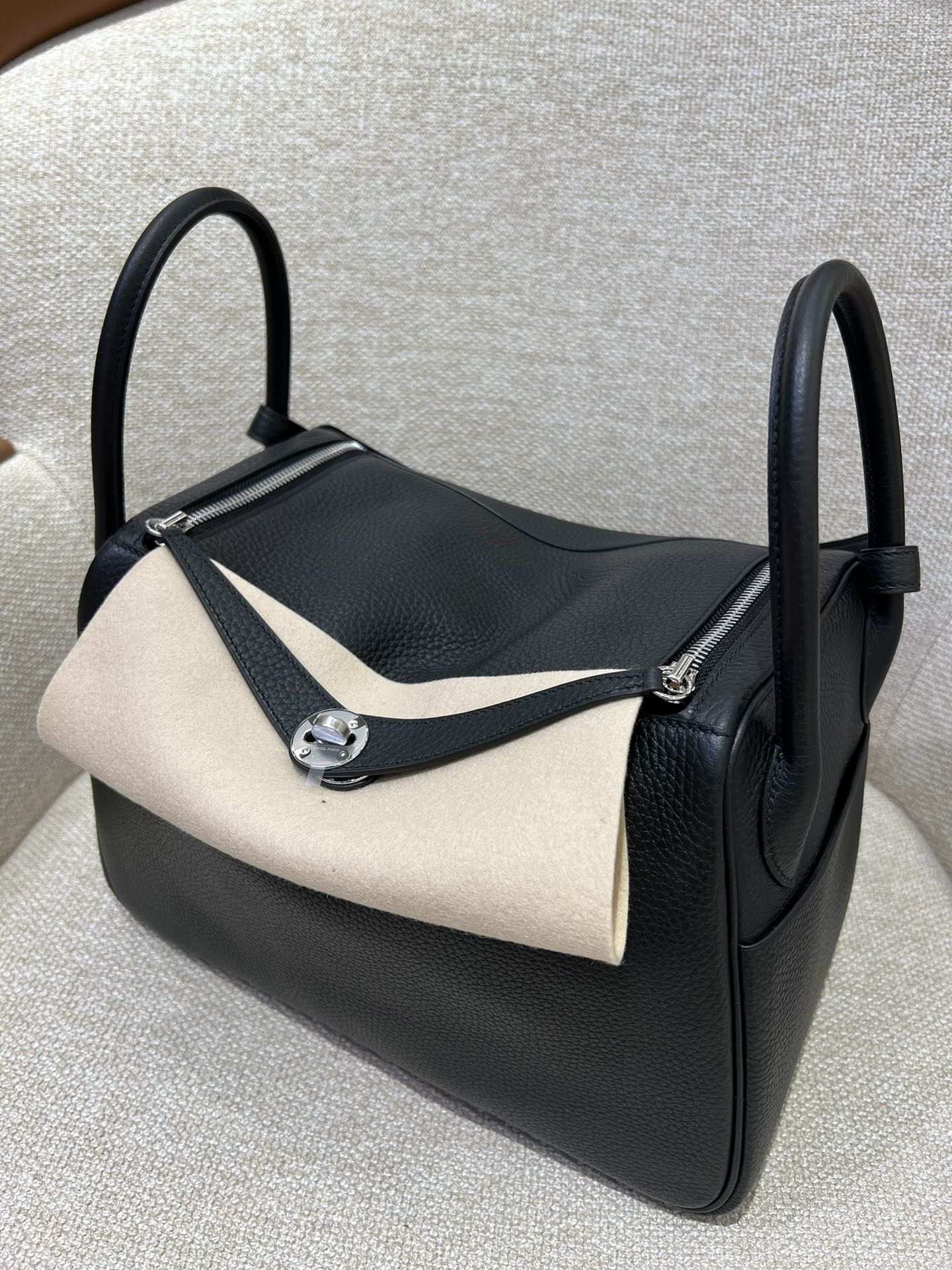 Hermès Model: Lindy 26 Color: 87 Black with Silver Hardware Dimensions: 30cm x 19cm x 16cm