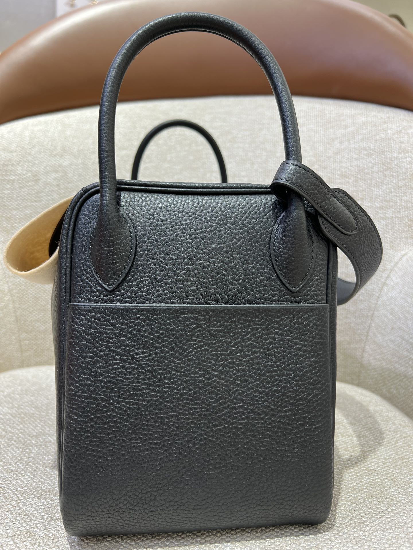 Hermès Model: Lindy 26 Color: 87 Black with Silver Hardware Dimensions: 30cm x 19cm x 16cm