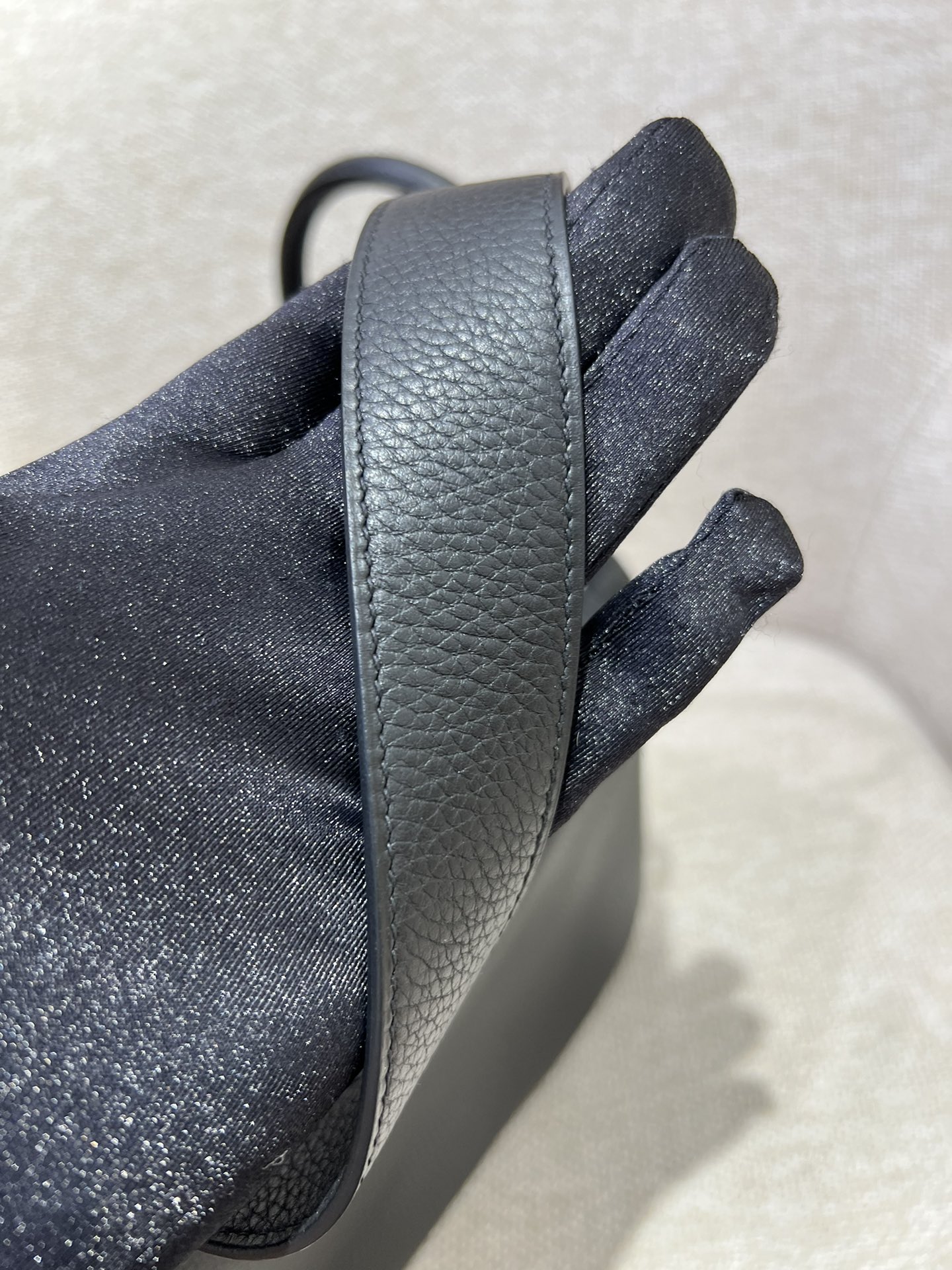 Hermès Model: Lindy 26 Color: 87 Black with Silver Hardware Dimensions: 30cm x 19cm x 16cm