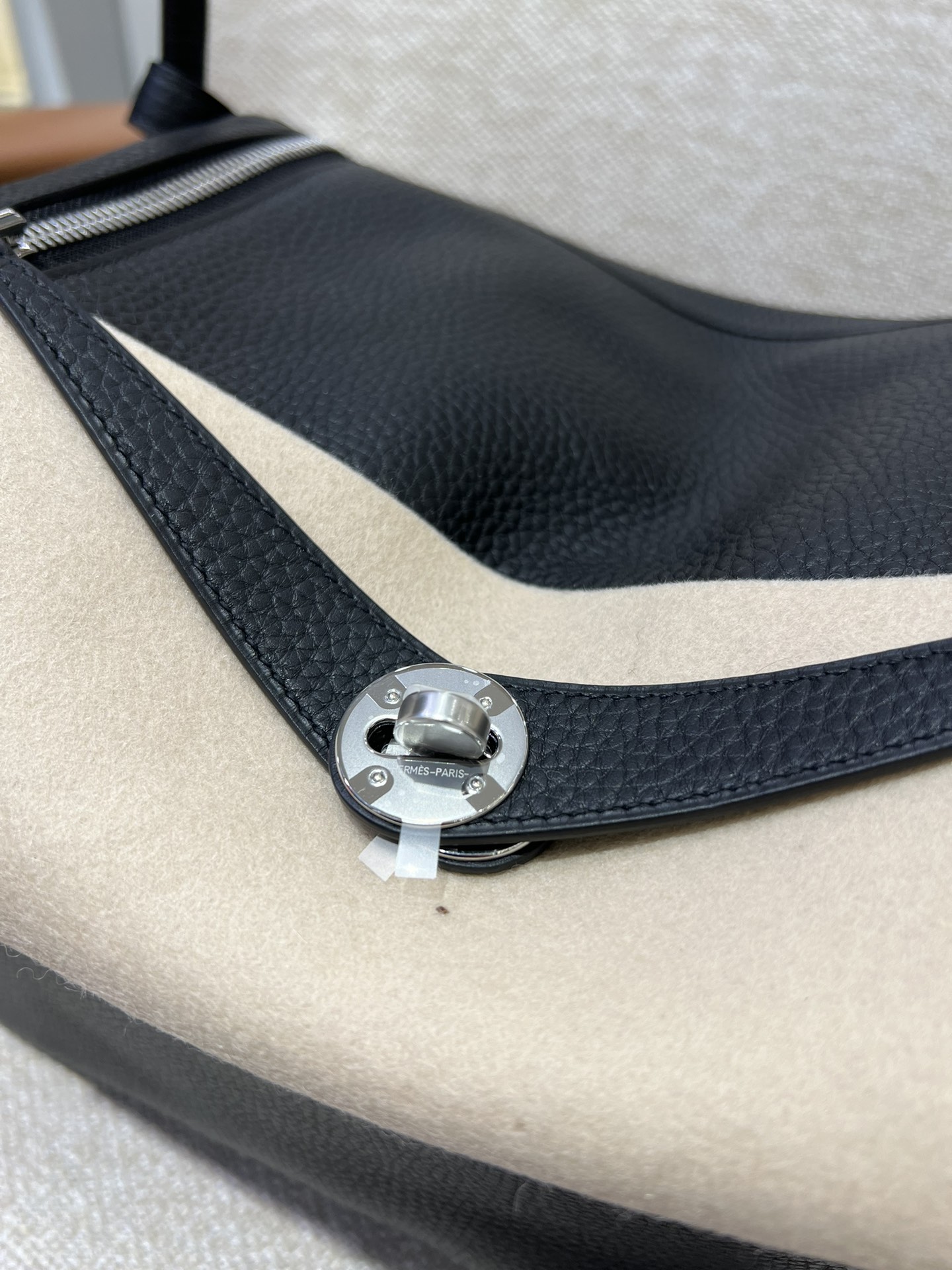 Hermès Model: Lindy 26 Color: 87 Black with Silver Hardware Dimensions: 30cm x 19cm x 16cm