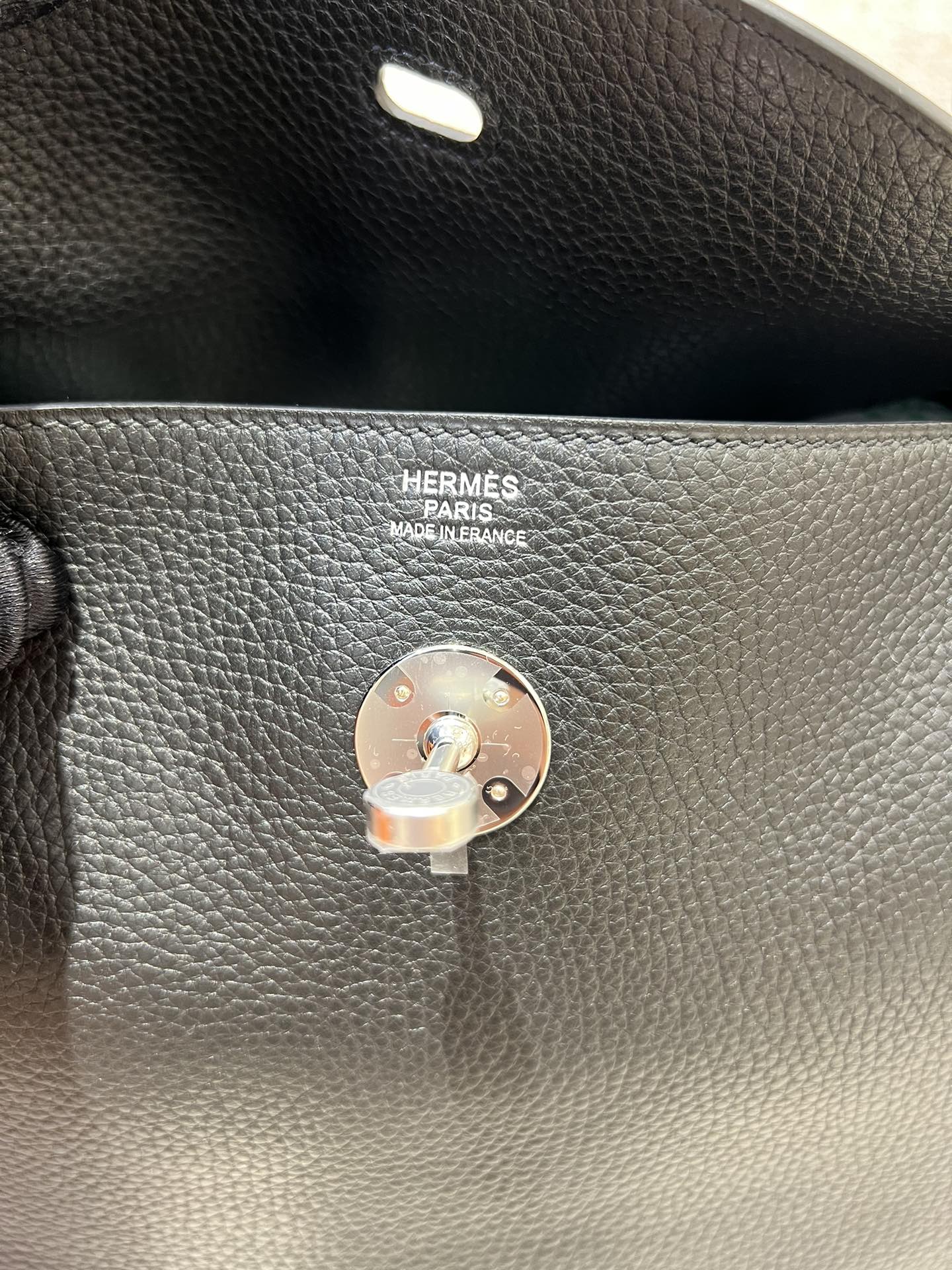 Hermès Model: Lindy 26 Color: 87 Black with Silver Hardware Dimensions: 30cm x 19cm x 16cm
