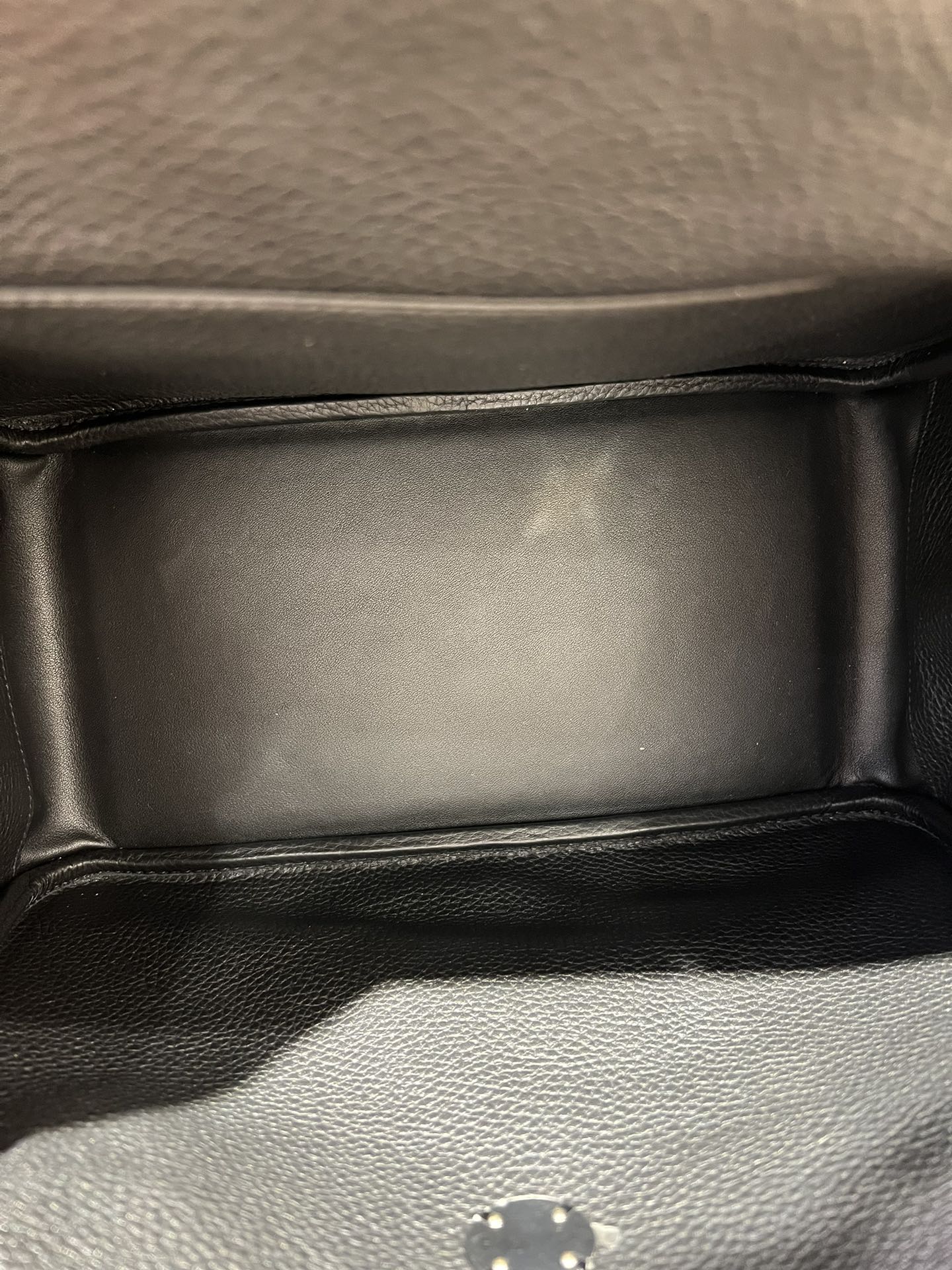 Hermès Model: Lindy 26 Color: 87 Black with Silver Hardware Dimensions: 30cm x 19cm x 16cm