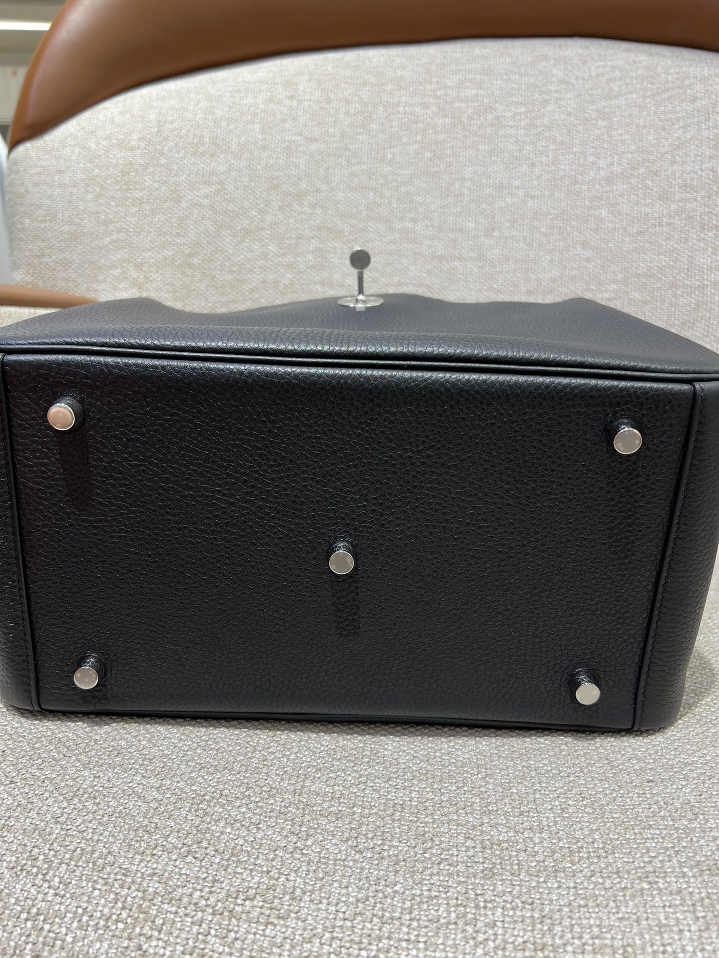 Hermès Model: Lindy 26 Color: 87 Black with Silver Hardware Dimensions: 30cm x 19cm x 16cm