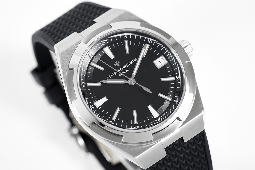 Vacheron Constantin Overseas Collection 41mm｜8F Production Stainless Steel Case Sapphire Crystal (Dial & Case Back) Caliber 5100 Automatic Movement (28,800 Vibrations per Hour) Stainless Steel Buckle 150m Water Resistance Interchangeable Strap System (Ste