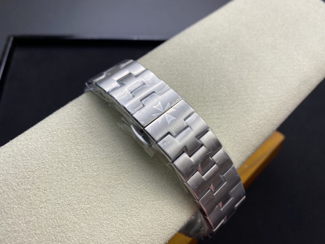 Vacheron Constantin Overseas Collection 41mm｜8F Upgrade V3 Version Stainless Steel Case Sapphire Crystal (Dial & Case Back) Caliber 5100 Automatic Movement (28,800 Vibrations per Hour) Stainless Steel Buckle 150m Water Resistance Interchangeable Strap Sys