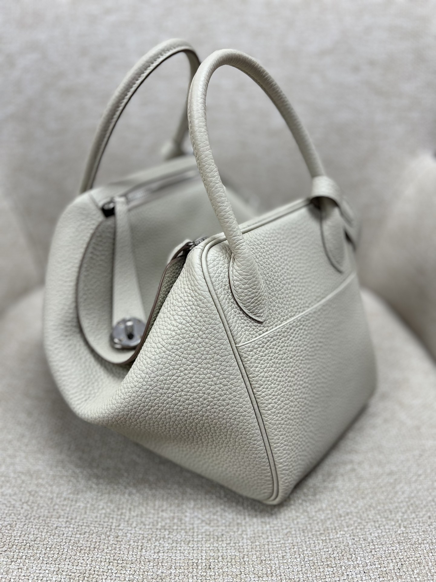 Hermès Model: Lindy 26 Color: 8L Glacier White Dimensions: 26cm x 18cm x 13cm