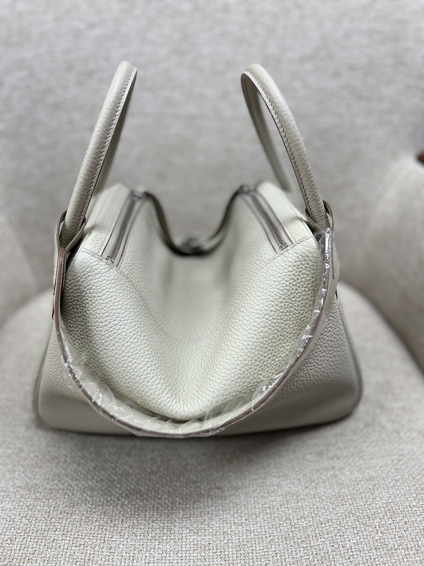 Hermès Model: Lindy 26 Color: 8L Glacier White Dimensions: 26cm x 18cm x 13cm