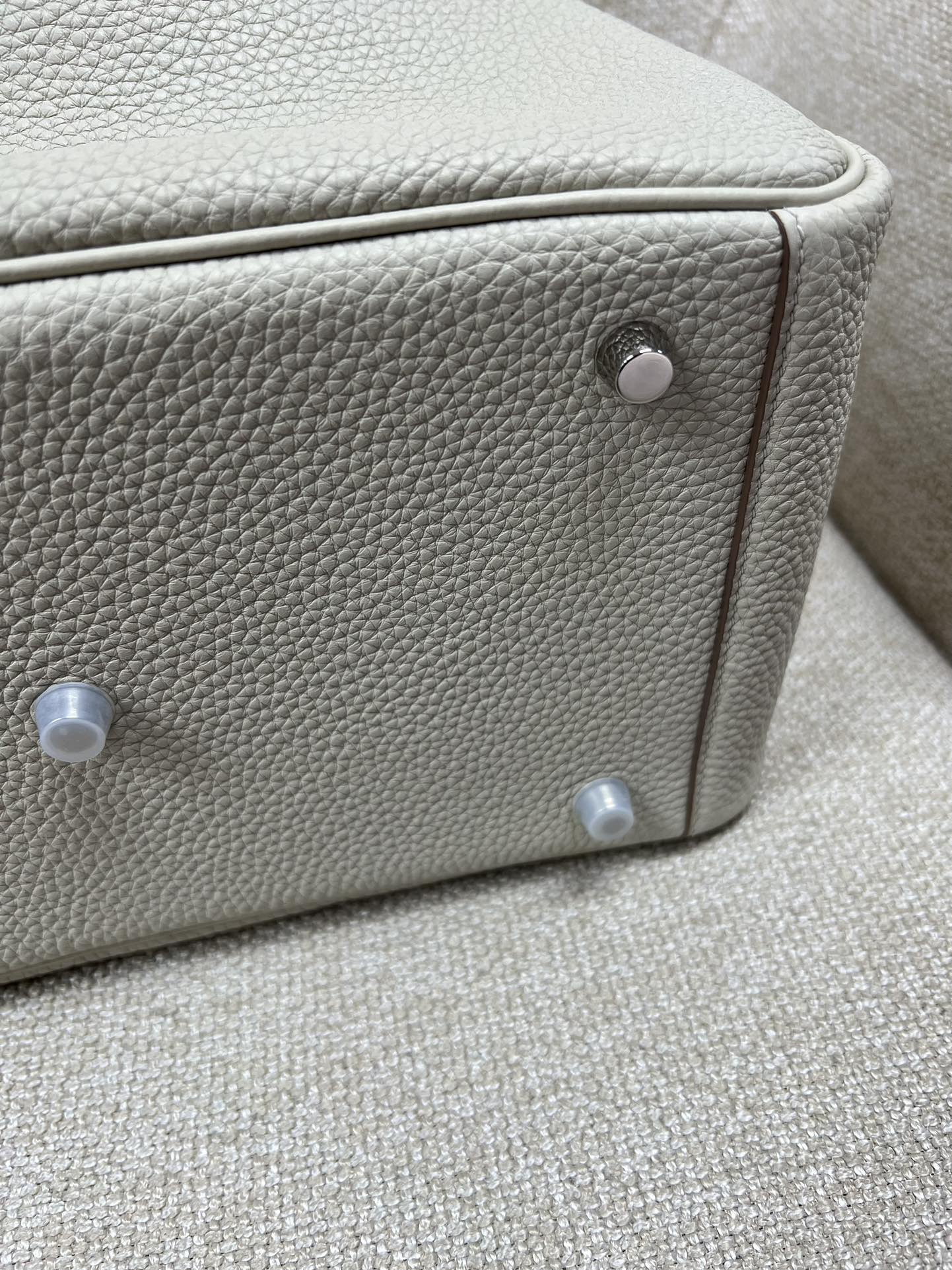 Hermès Model: Lindy 26 Color: 8L Glacier White Dimensions: 26cm x 18cm x 13cm