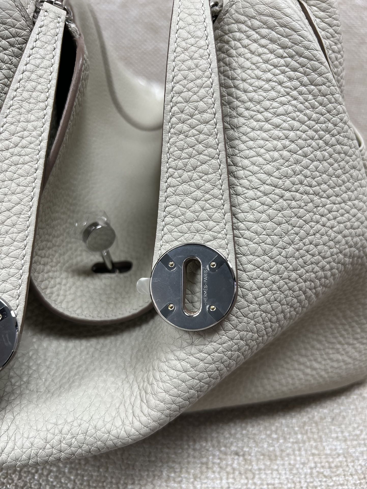 Hermès Model: Lindy 26 Color: 8L Glacier White Dimensions: 26cm x 18cm x 13cm