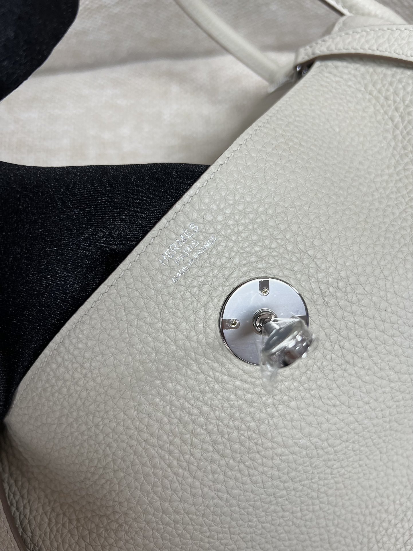 Hermès Model: Lindy 26 Color: 8L Glacier White Dimensions: 26cm x 18cm x 13cm